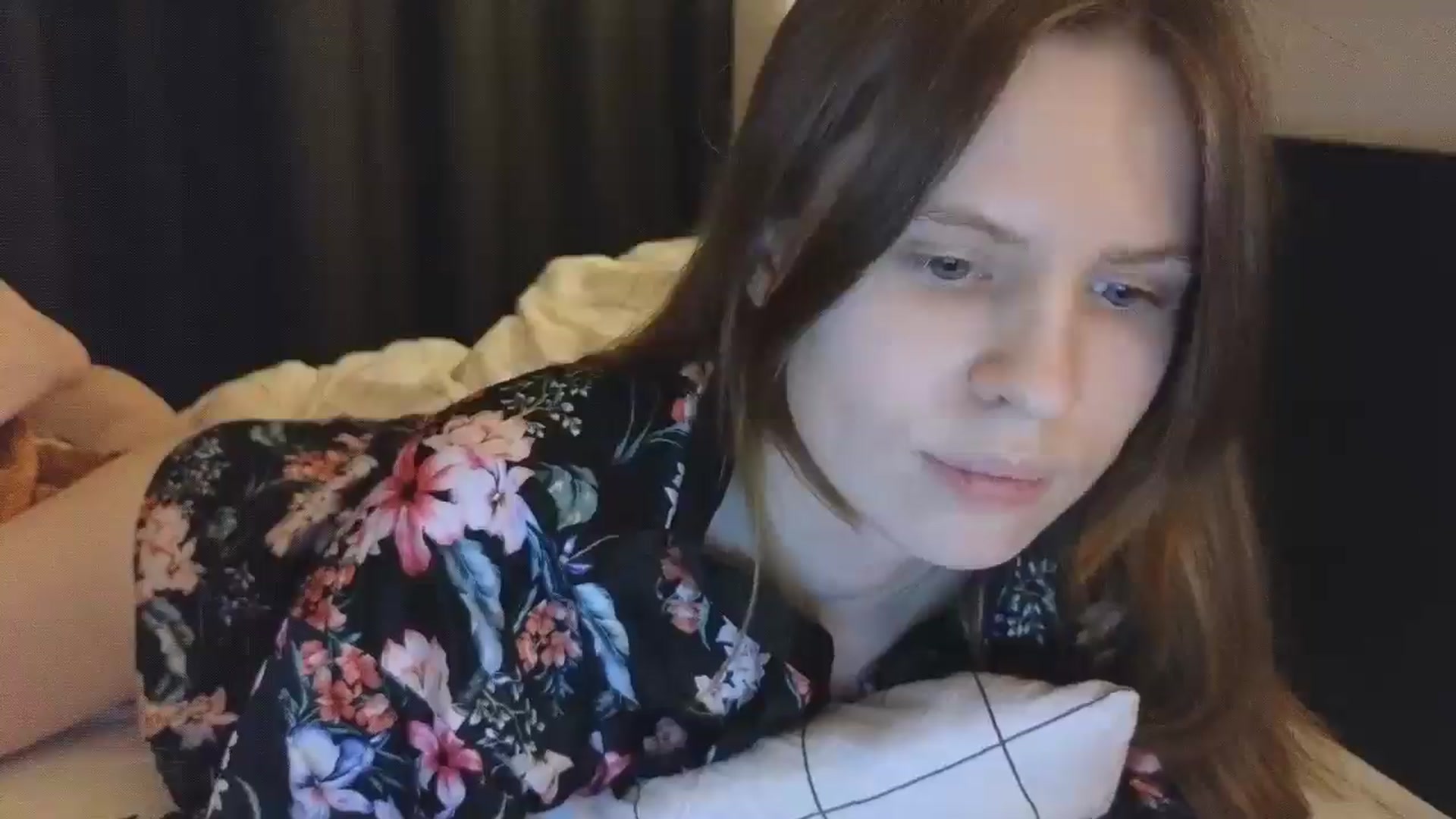 Gallery image thumbnail from Yuri_elfie's myfreecams stream on, 12/20/2024, 02:56 image 4 of 20