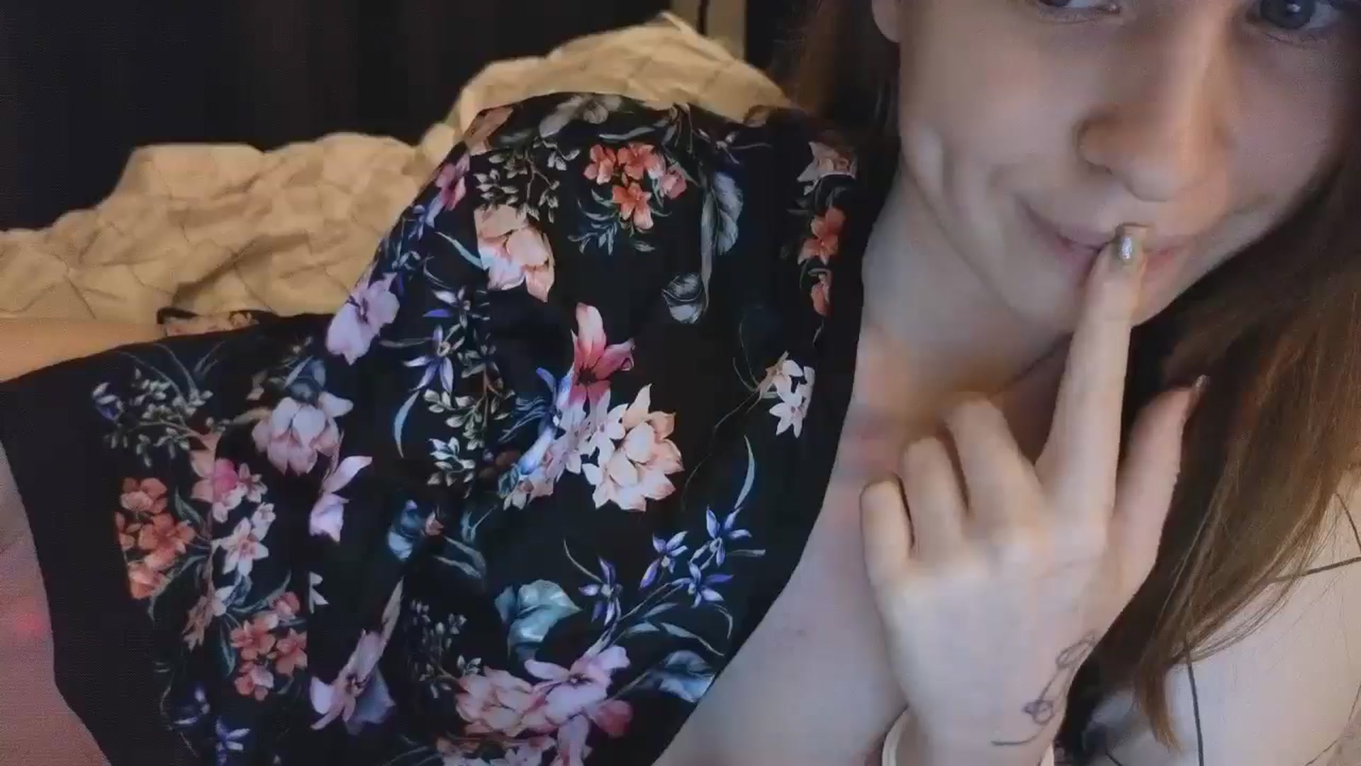 Gallery image thumbnail from Yuri_elfie's myfreecams stream on, 12/20/2024, 02:56 image 7 of 20
