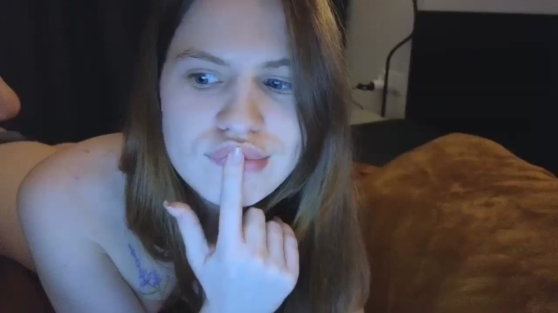 Gallery image thumbnail from Yuri_elfie's myfreecams stream on, 03/03/2025, 04:28 image 16 of 20
