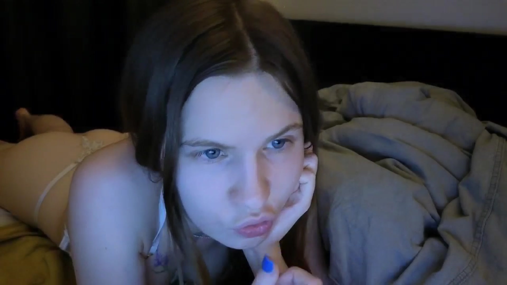 Gallery image thumbnail from Yuri_elfie's myfreecams stream on, 04/26/2025, 07:52 image 15 of 20