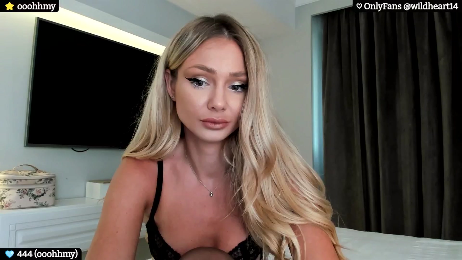 Gallery image thumbnail from Yveline's myfreecams stream on, 06/21/2024, 17:39 image 8 of 20