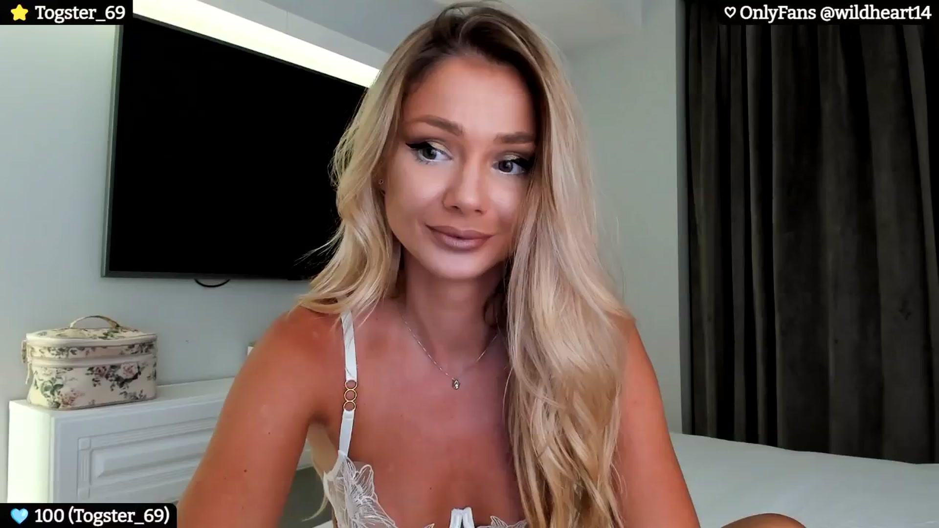 Gallery image thumbnail from Yveline's myfreecams stream on, 07/18/2024, 19:20 image 2 of 20