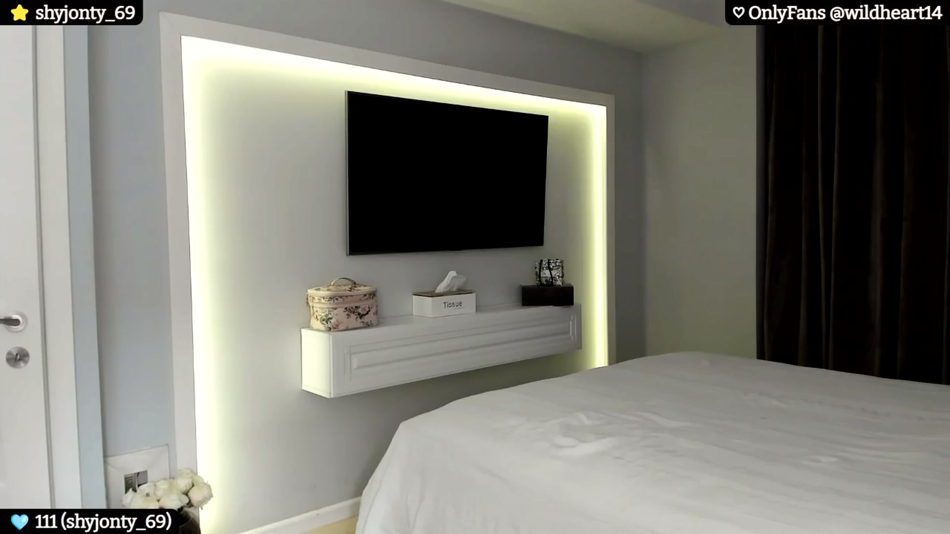 Gallery image thumbnail from Yveline's myfreecams stream on, 08/23/2024, 19:33 image 14 of 20