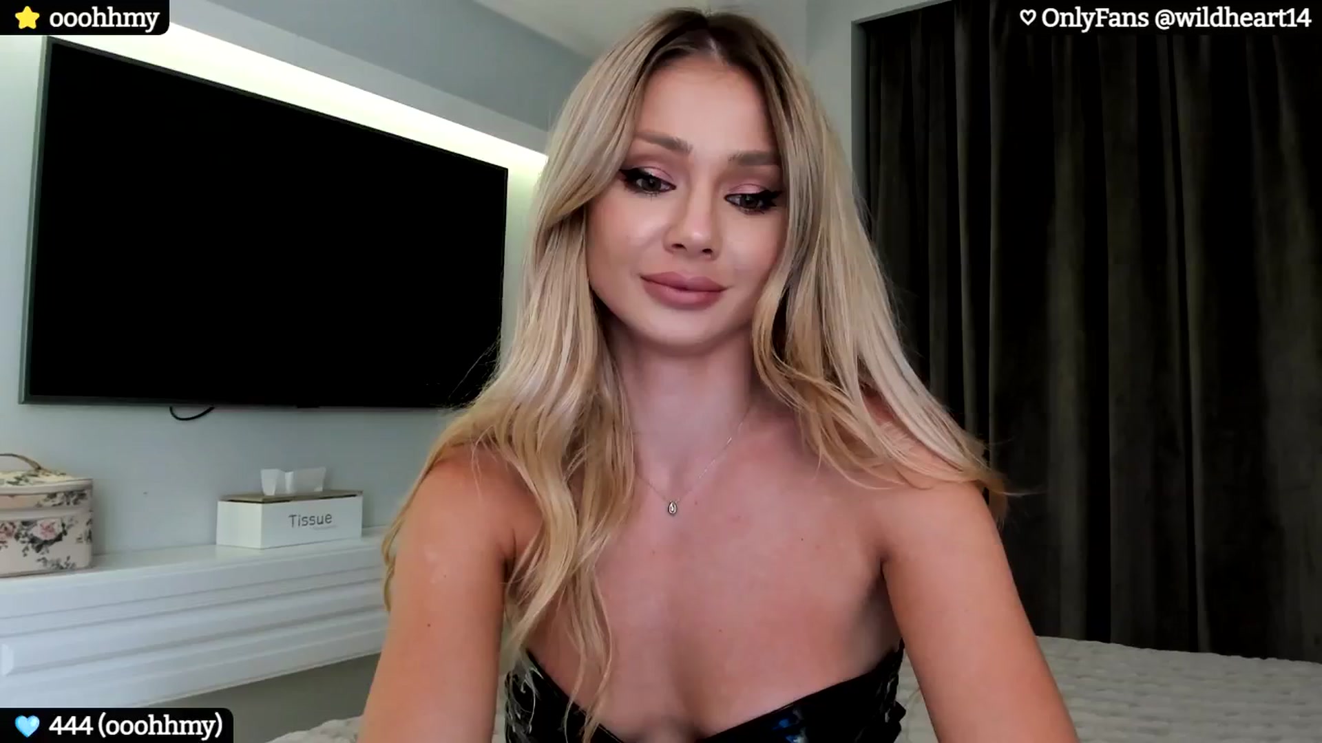 Gallery image thumbnail from Yveline's myfreecams stream on, 10/14/2024, 22:01 image 10 of 20