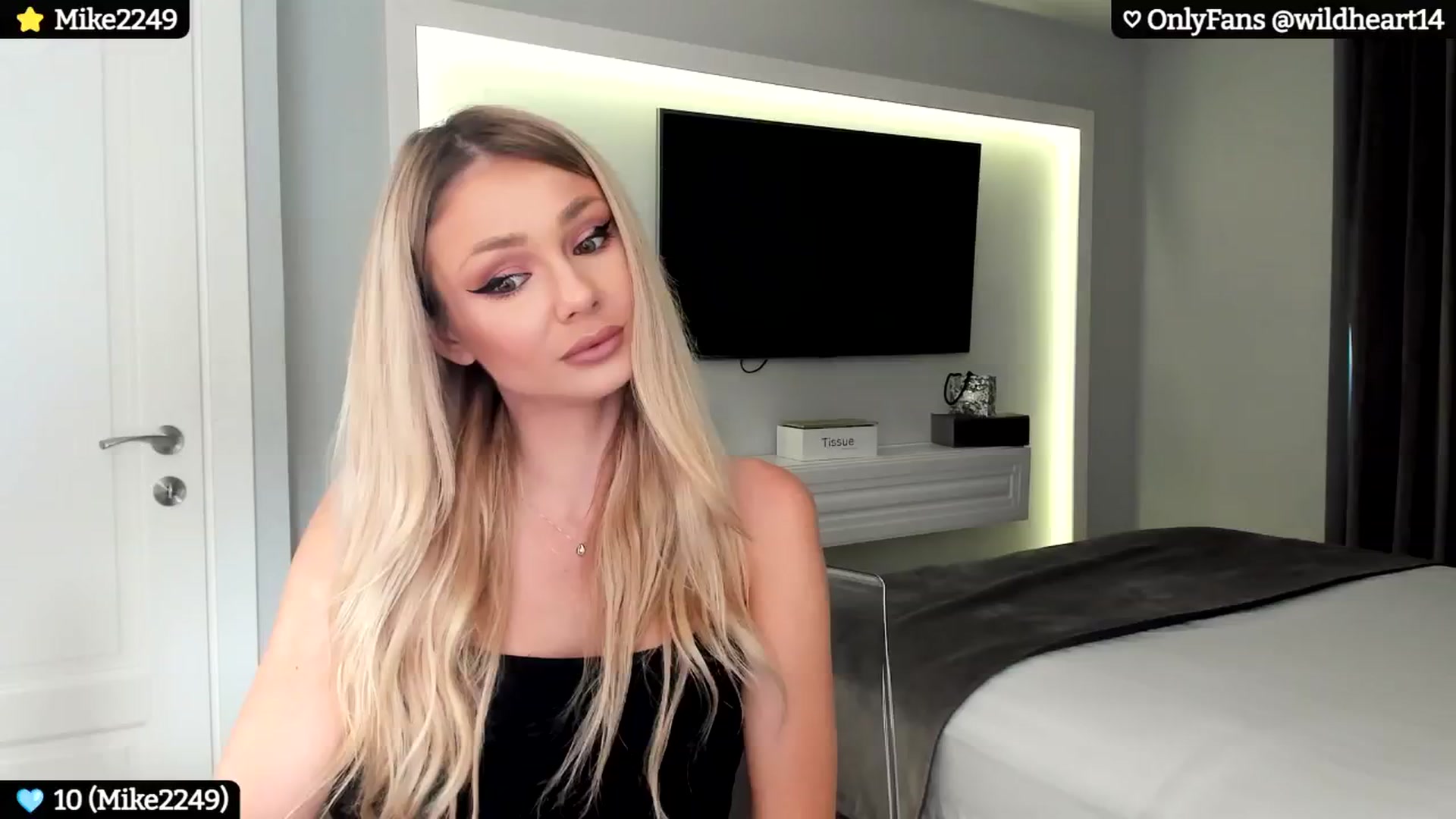 Gallery image thumbnail from Yveline's myfreecams stream on, 10/19/2024, 15:22 image 1 of 20