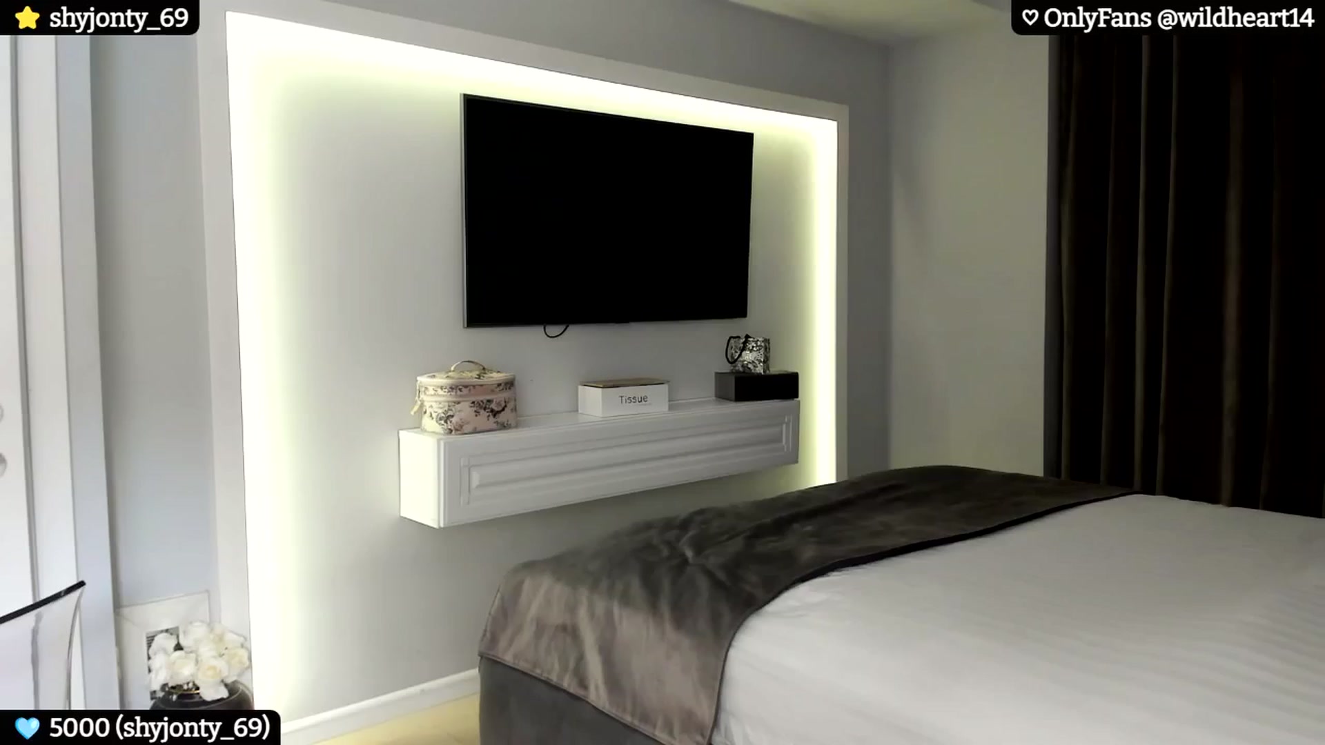 Gallery image thumbnail from Yveline's myfreecams stream on, 10/19/2024, 17:41 image 13 of 20