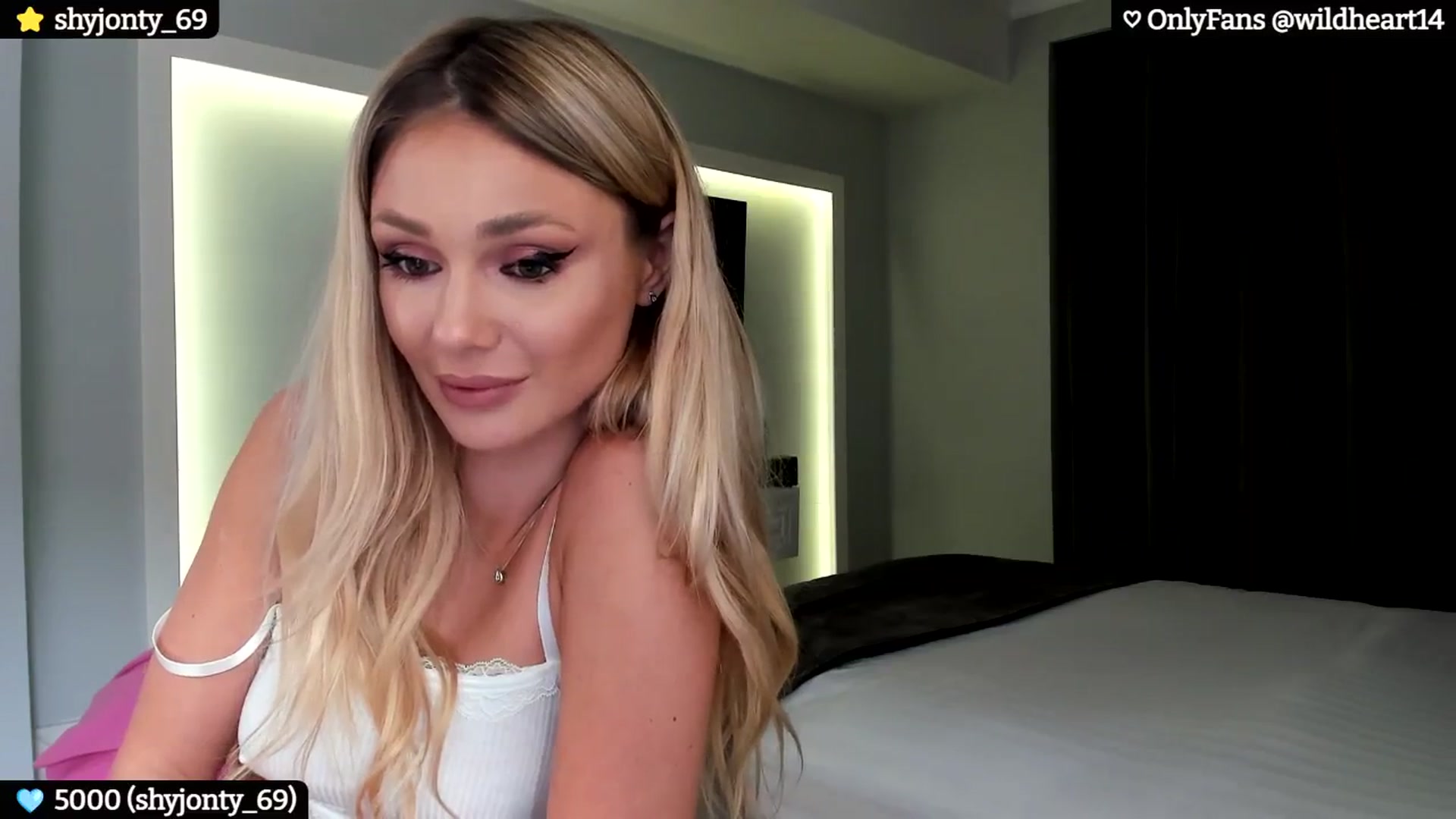 Gallery image thumbnail from Yveline's myfreecams stream on, 10/19/2024, 20:31 image 8 of 20