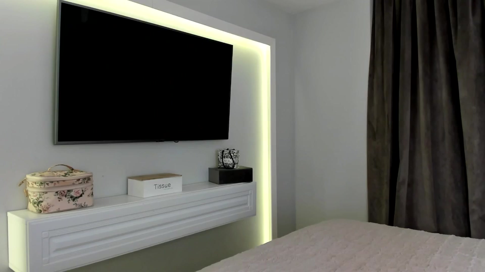 Gallery image thumbnail from Yveline's myfreecams stream on, 01/13/2025, 19:44 image 16 of 20