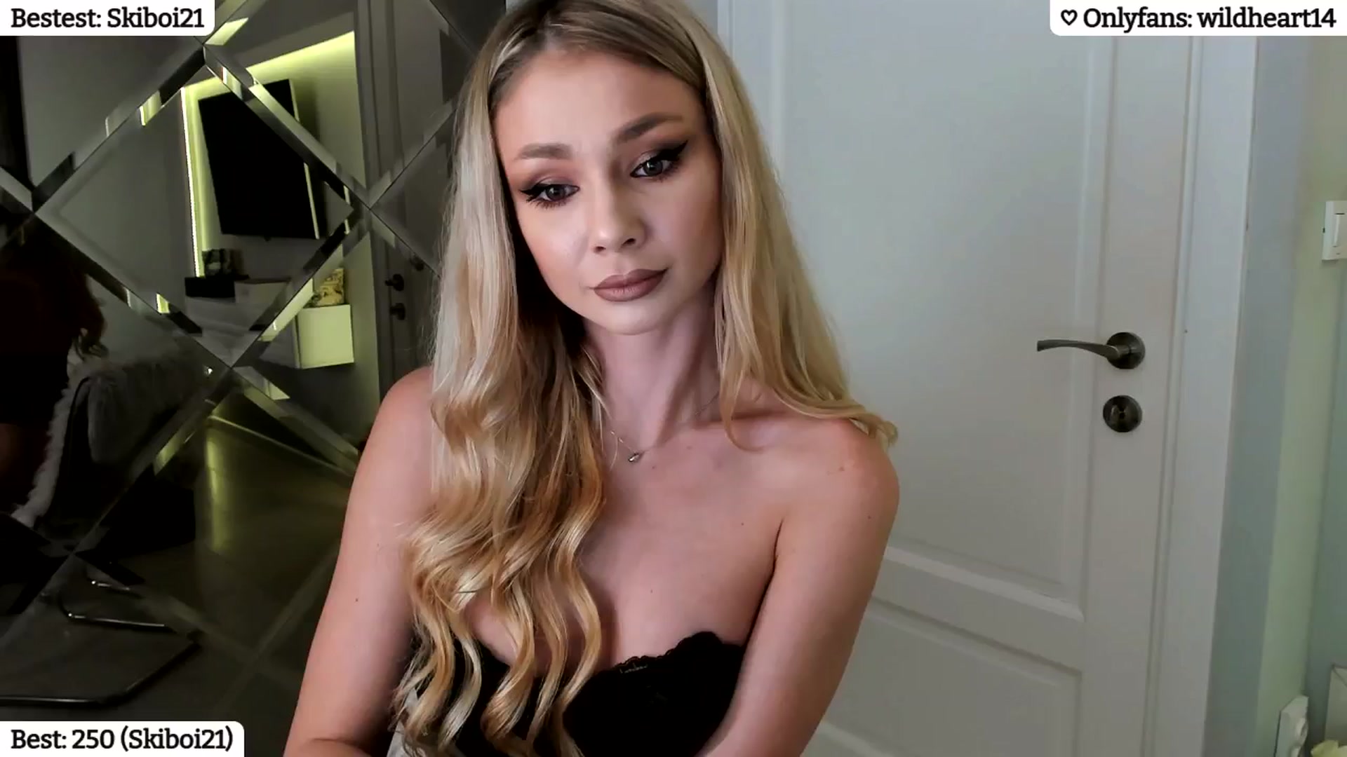 Gallery image thumbnail from Yveline's myfreecams stream on, 01/18/2025, 23:22 image 2 of 20