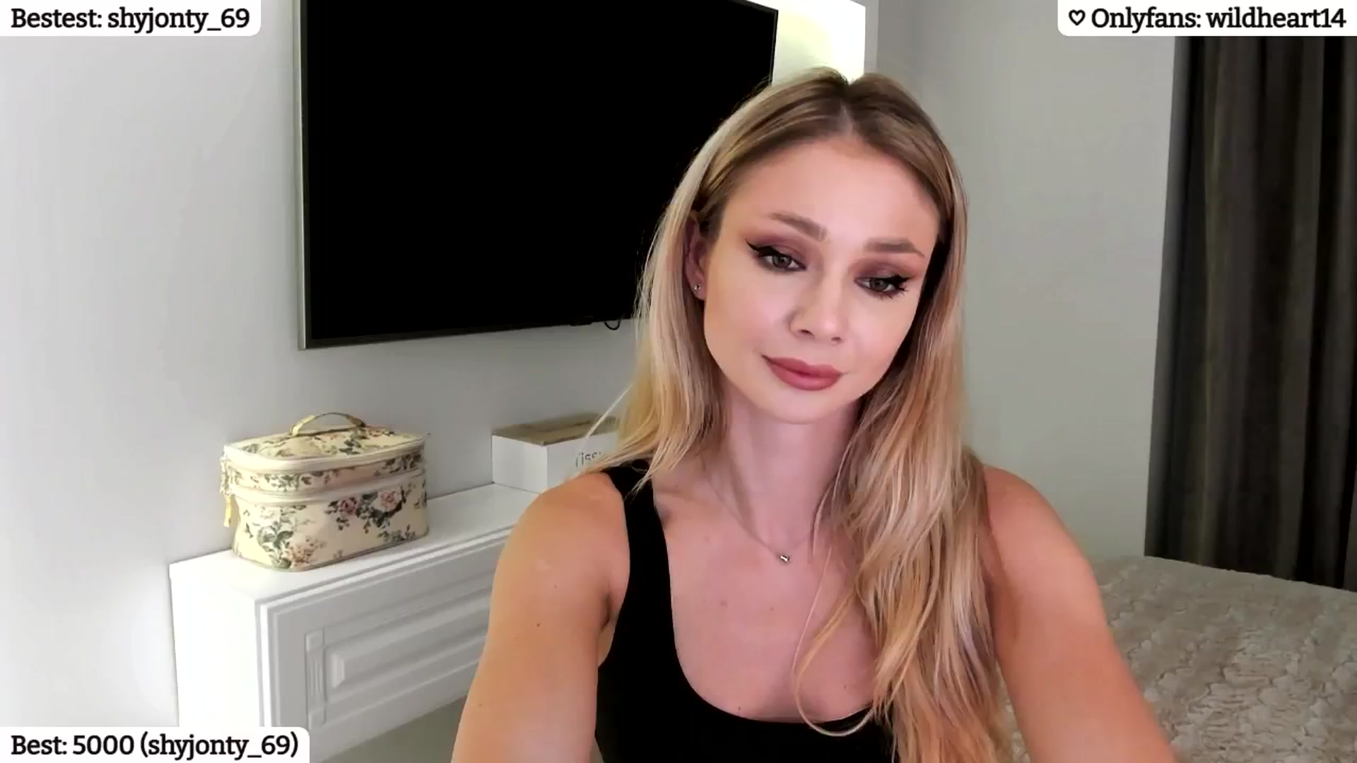 Gallery image thumbnail from Yveline's myfreecams stream on, 01/21/2025, 21:30 image 15 of 20