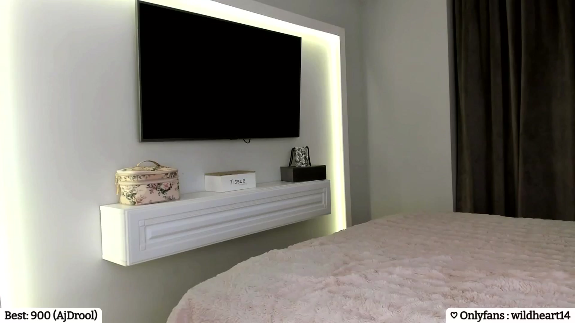 Gallery image thumbnail from Yveline's myfreecams stream on, 01/24/2025, 19:57 image 19 of 20