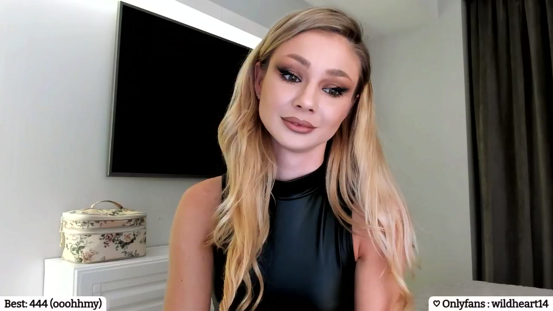 Gallery image thumbnail from Yveline's myfreecams stream on, 01/26/2025, 16:41 image 10 of 20