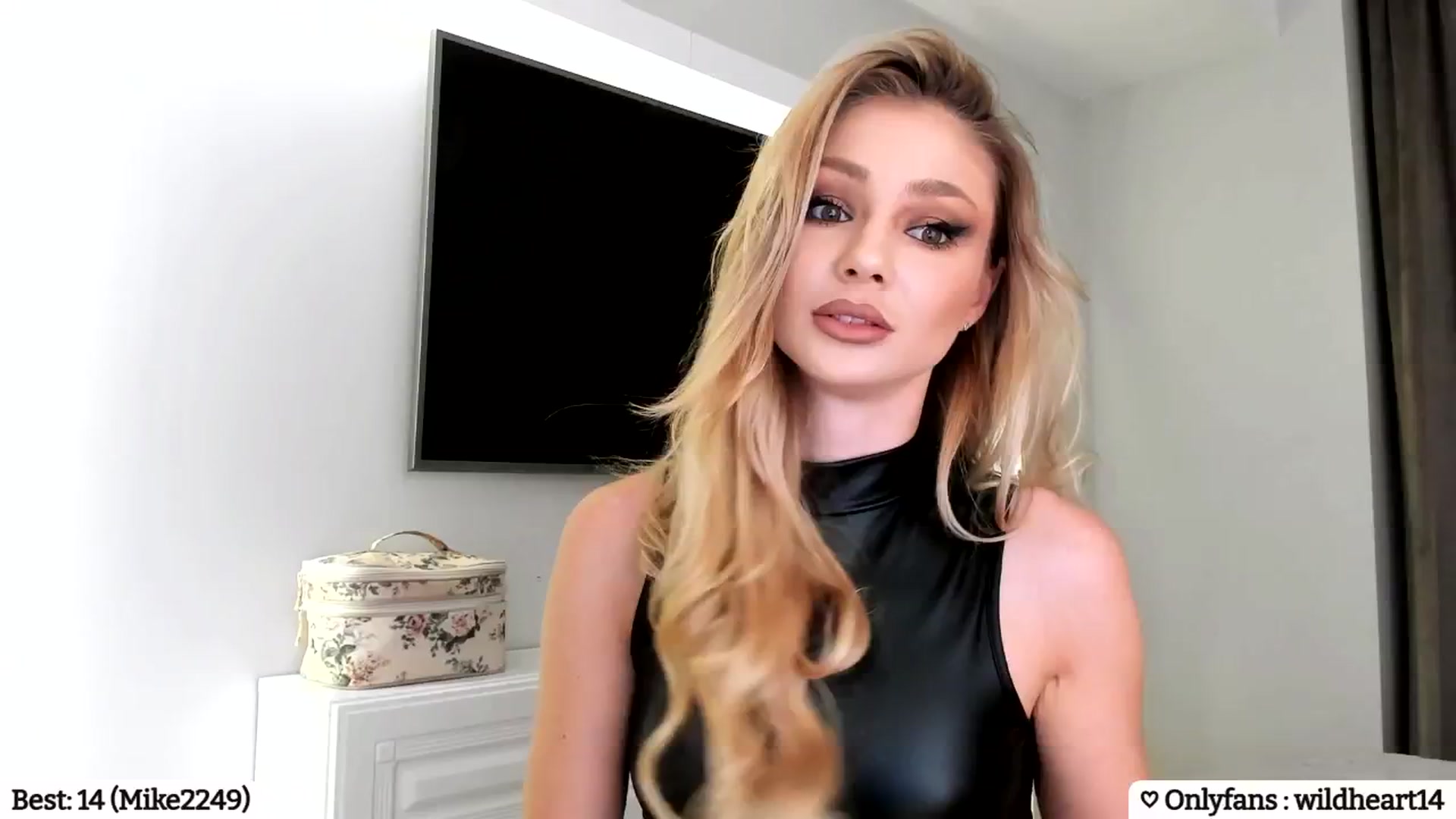 Gallery image thumbnail from Yveline's myfreecams stream on, 01/26/2025, 16:41 image 8 of 20