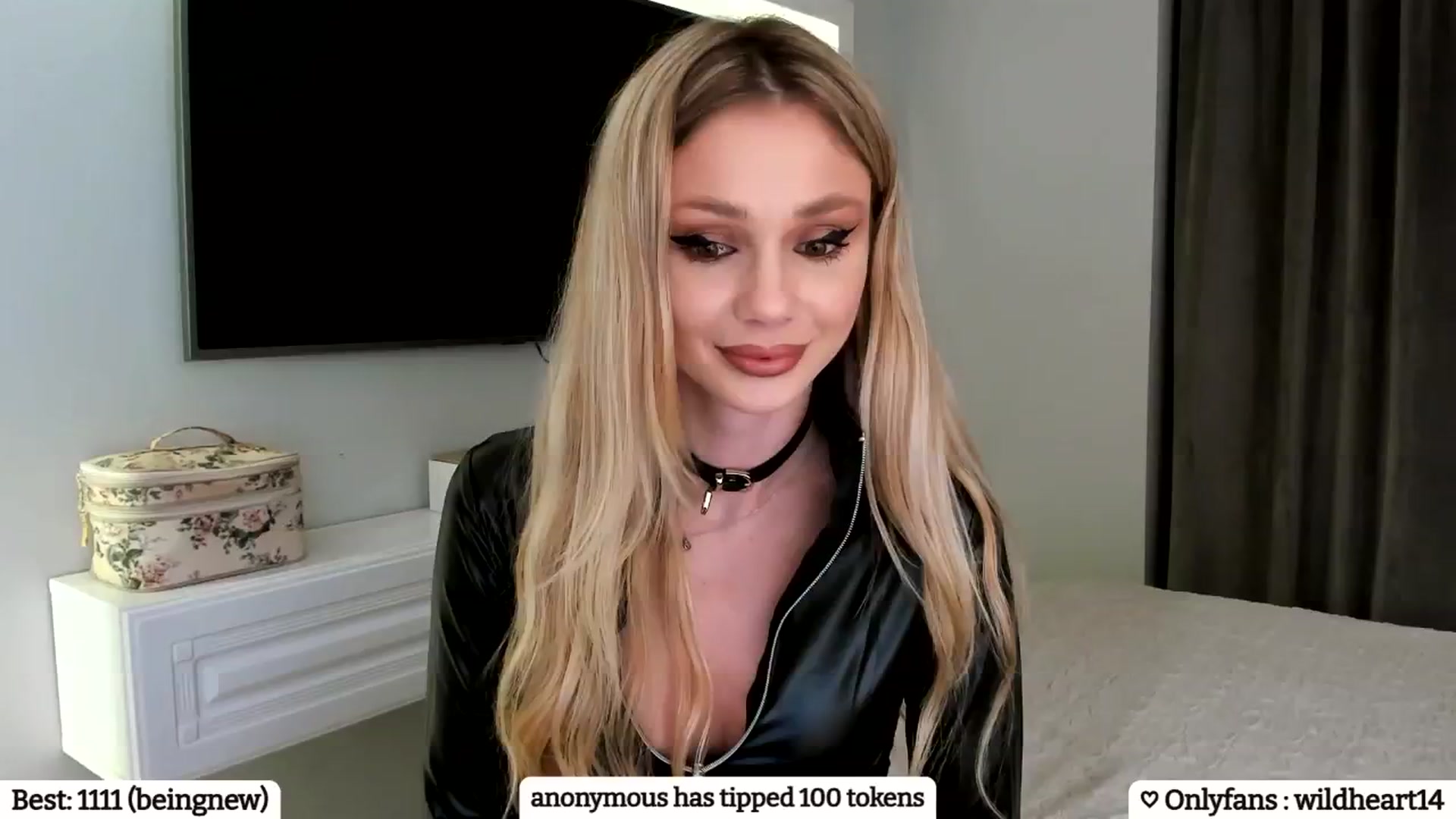 Gallery image thumbnail from Yveline's myfreecams stream on, 01/28/2025, 24:07 image 9 of 20