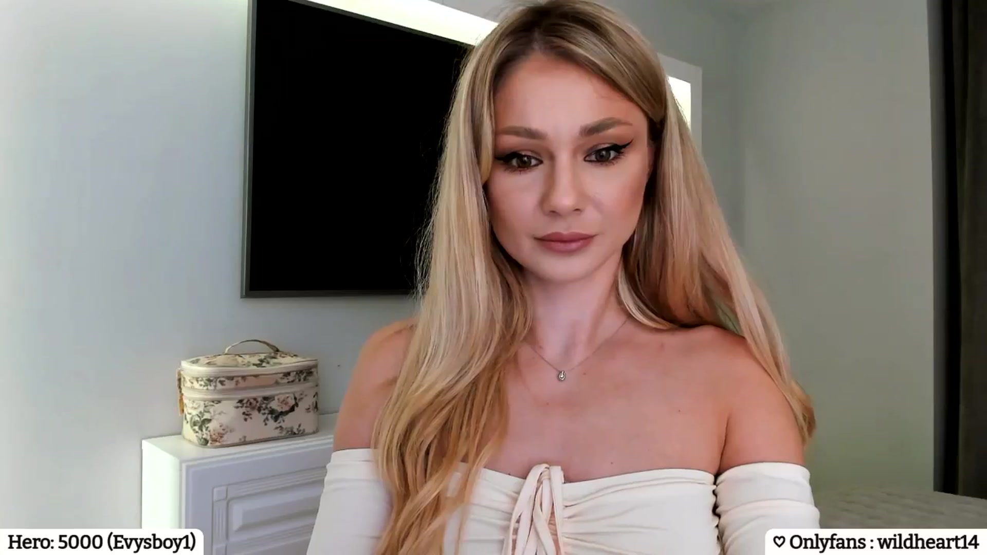 Gallery image thumbnail from Yveline's myfreecams stream on, 02/02/2025, 24:07 image 18 of 20