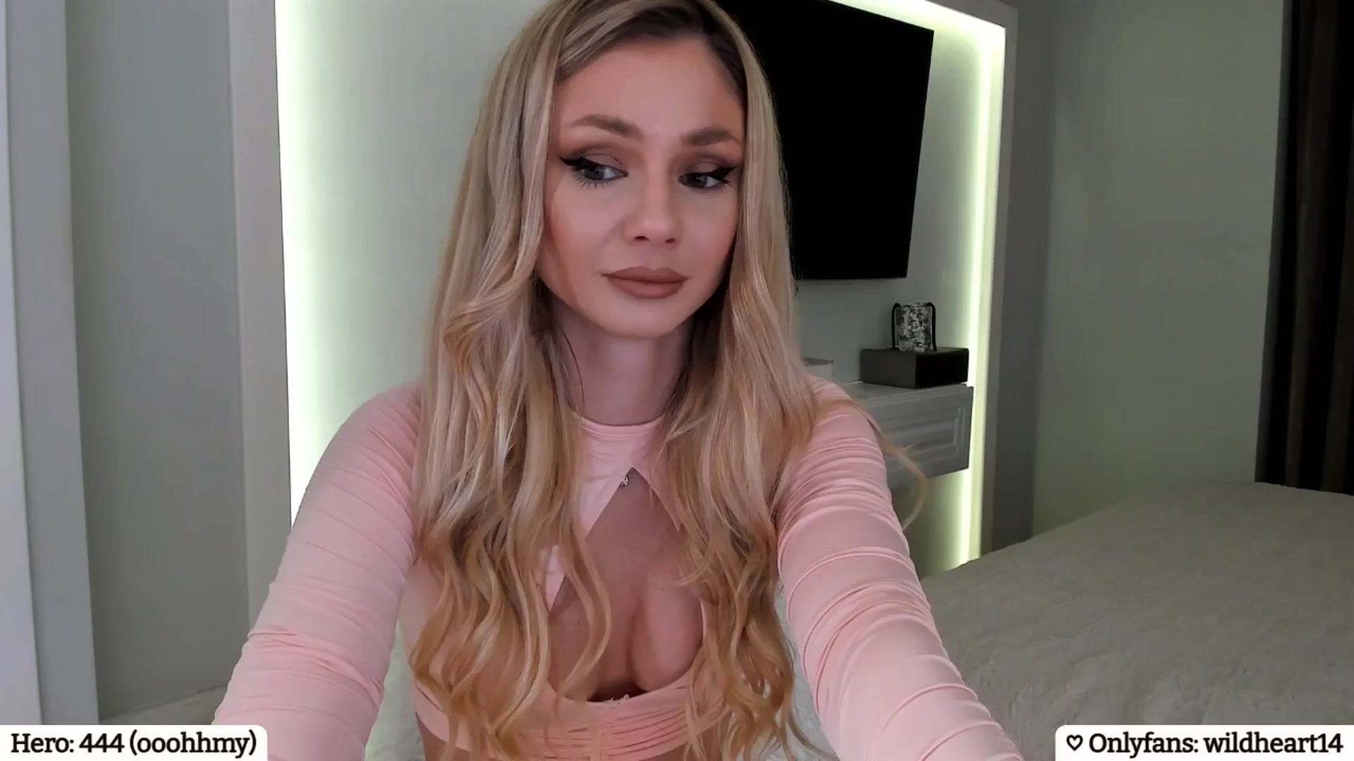 Gallery image thumbnail from Yveline's myfreecams stream on, 02/27/2025, 18:19 image 16 of 20