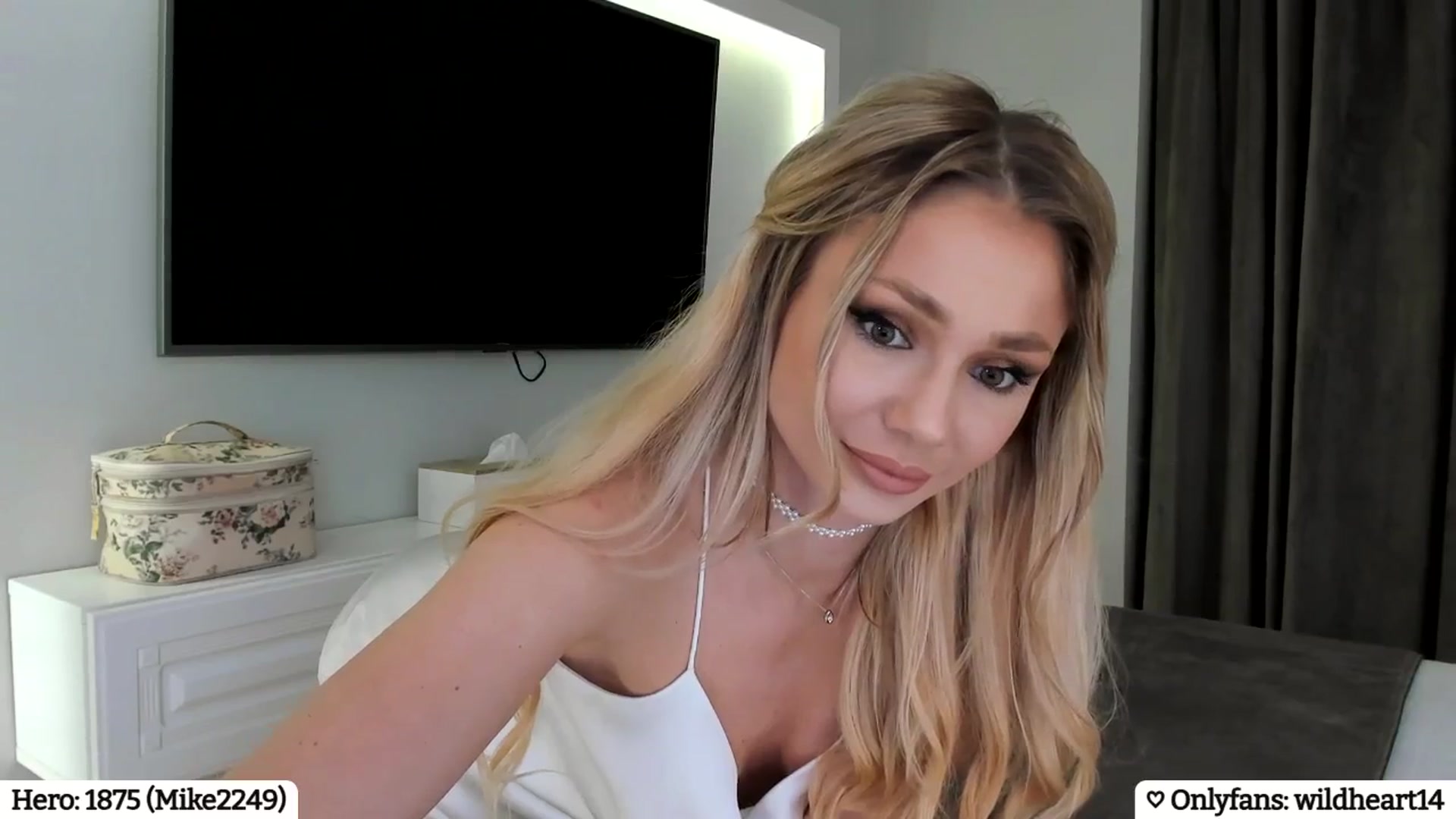Gallery image thumbnail from Yveline's myfreecams stream on, 03/01/2025, 17:25 image 10 of 20