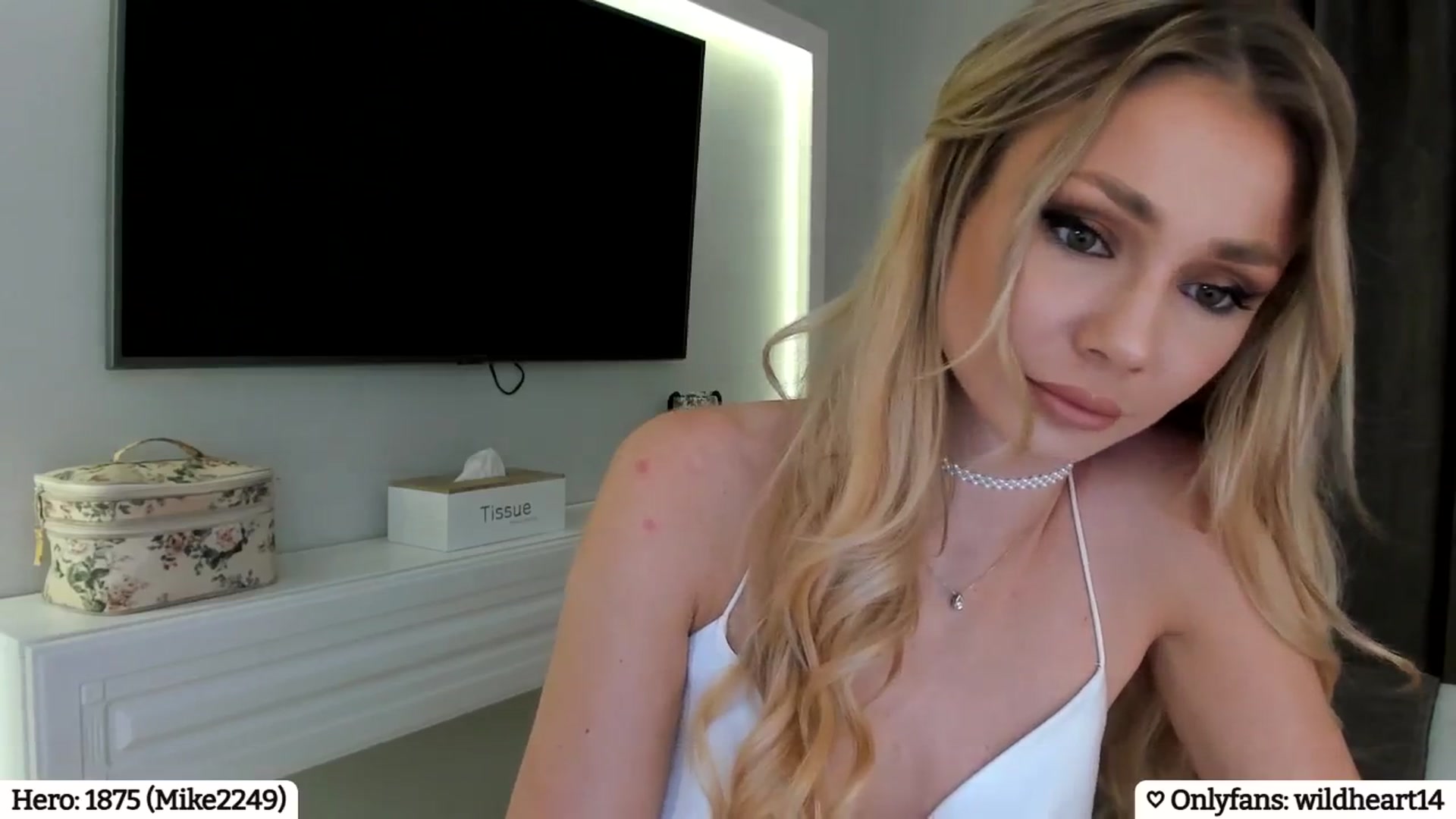 Gallery image thumbnail from Yveline's myfreecams stream on, 03/01/2025, 17:25 image 12 of 20