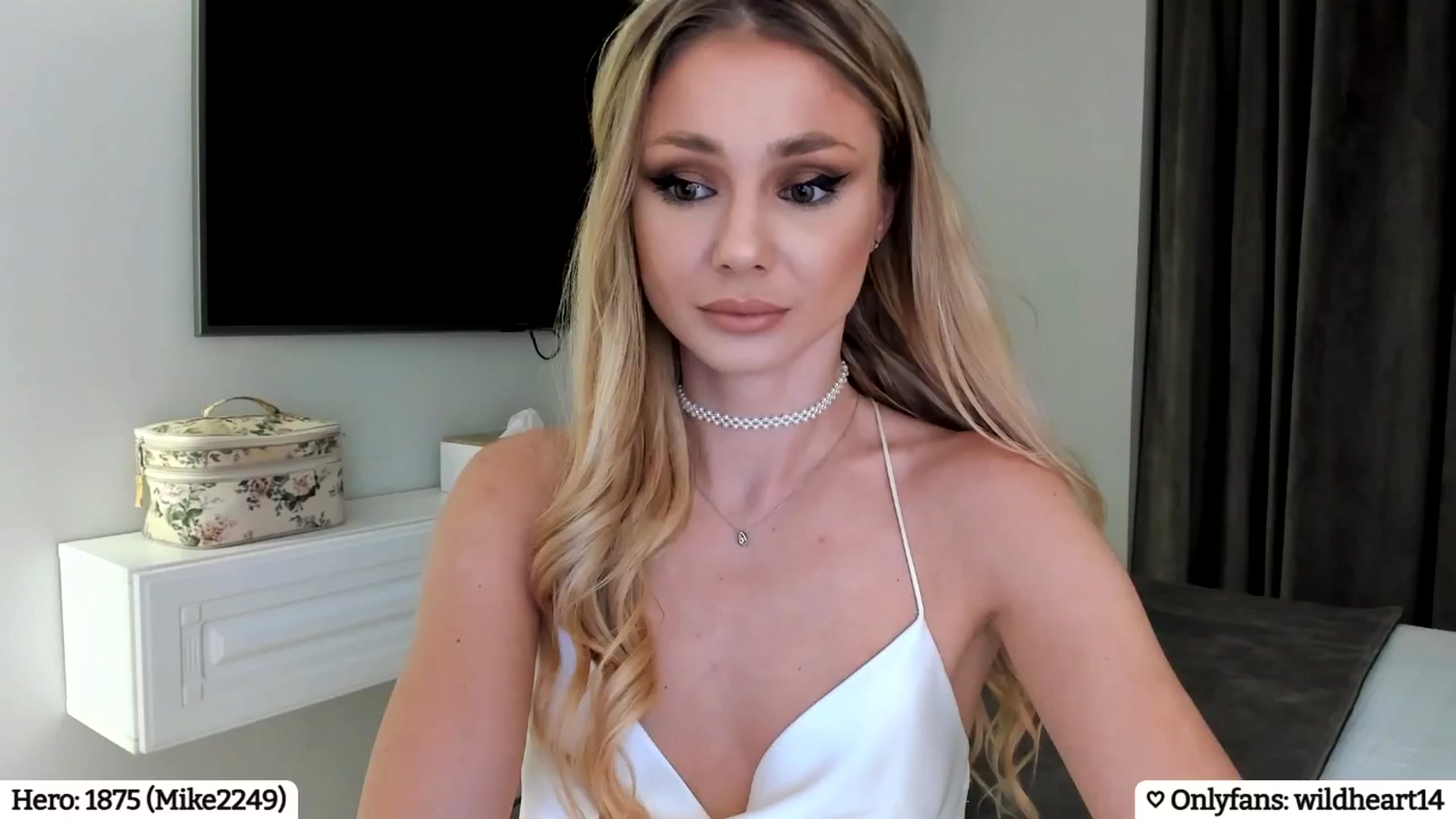 Gallery image thumbnail from Yveline's myfreecams stream on, 03/01/2025, 17:55 image 11 of 20