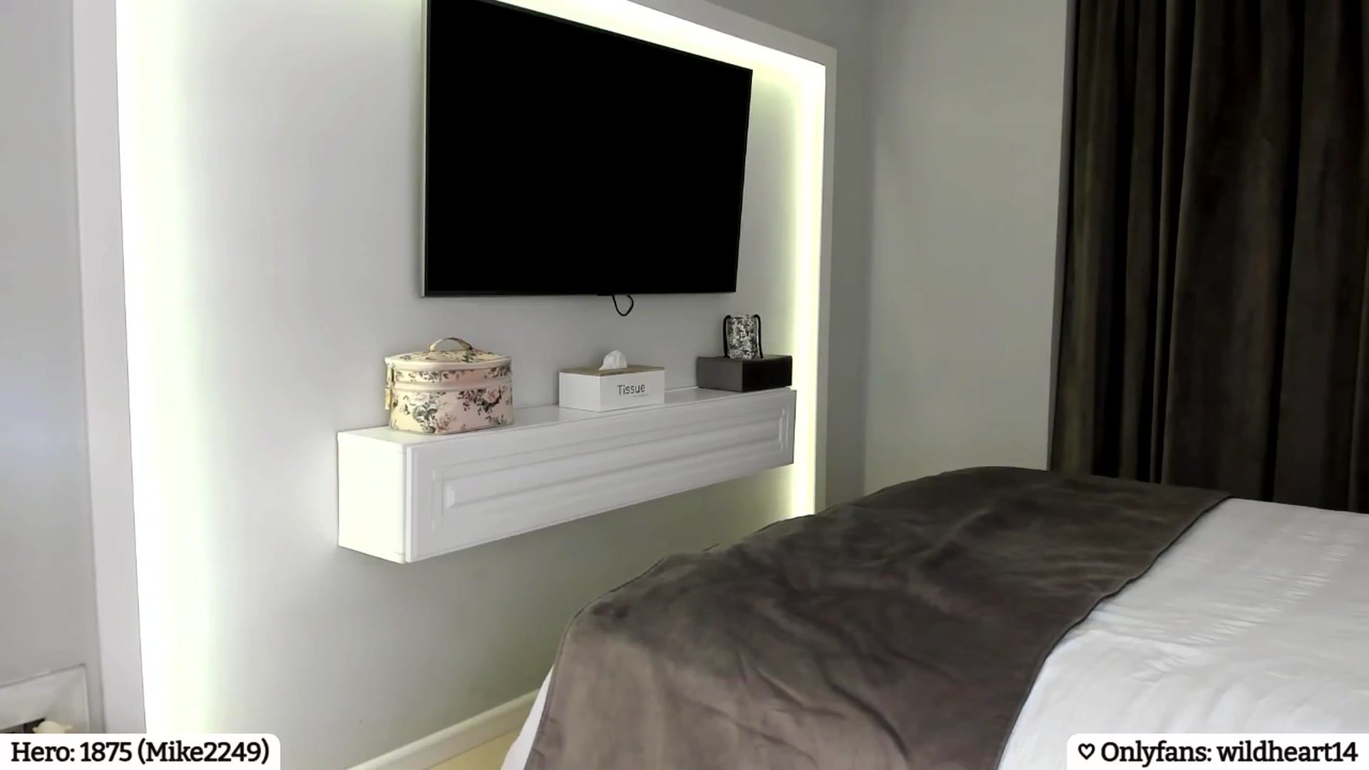Gallery image thumbnail from Yveline's myfreecams stream on, 03/01/2025, 19:33 image 6 of 20