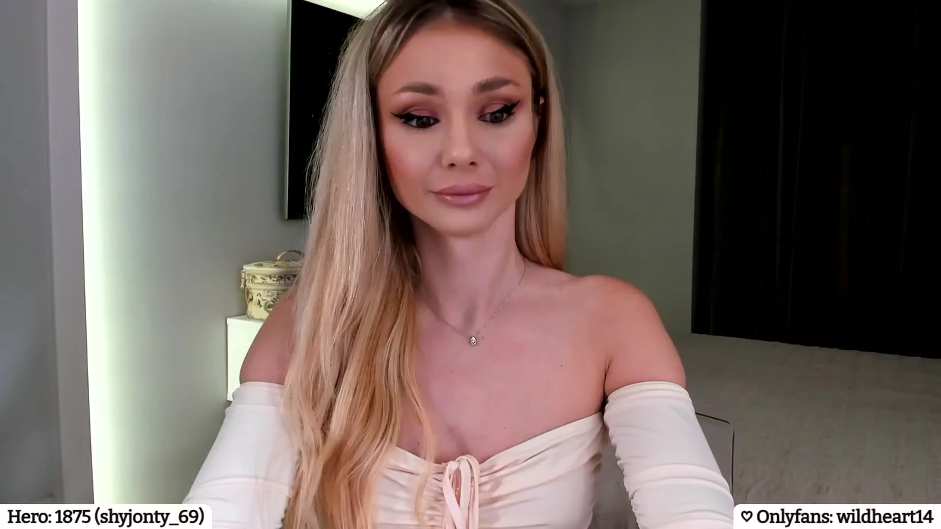 Gallery image thumbnail from Yveline's myfreecams stream on, 03/04/2025, 23:09 image 10 of 20