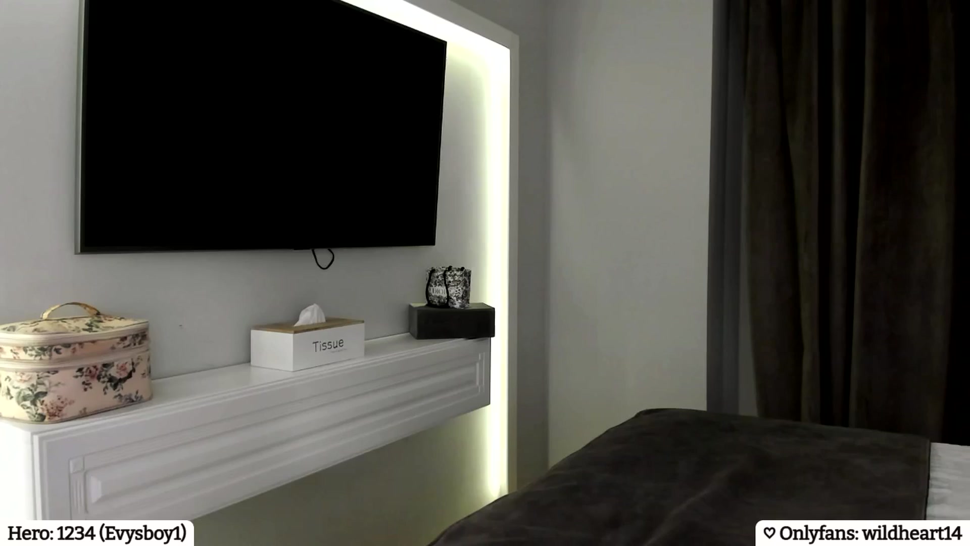 Gallery image thumbnail from Yveline's myfreecams stream on, 03/06/2025, 24:23 image 9 of 20