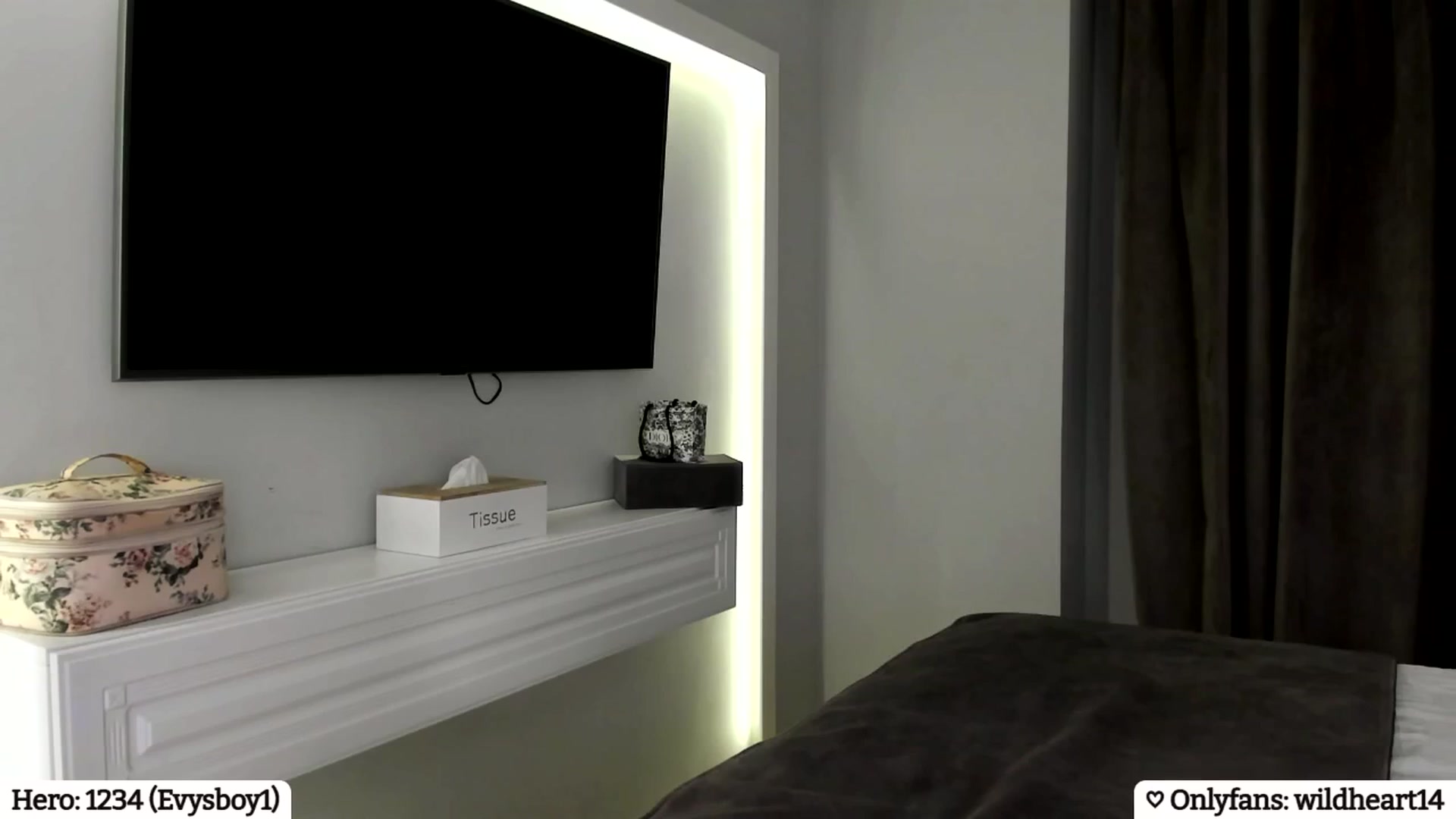 Gallery image thumbnail from Yveline's myfreecams stream on, 03/06/2025, 24:23 image 10 of 20