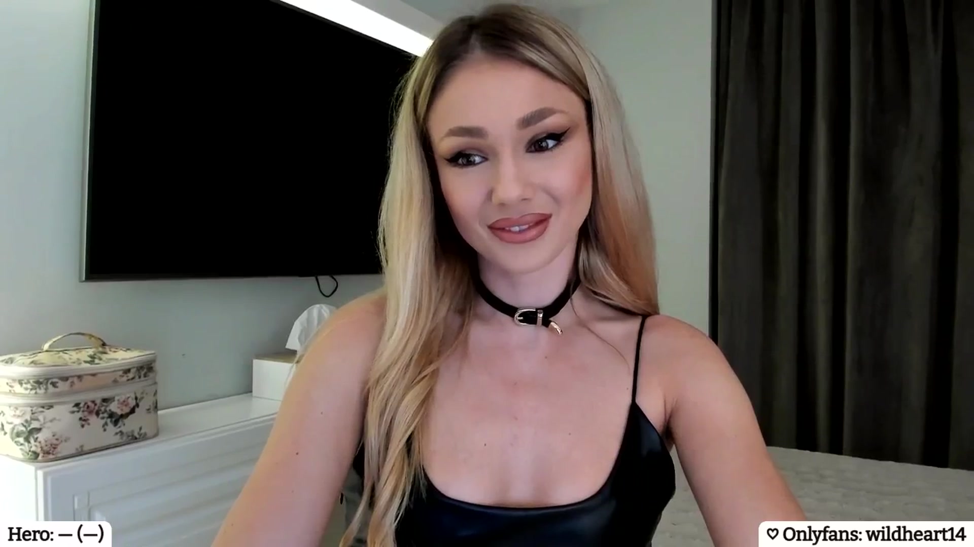 Gallery image thumbnail from Yveline's myfreecams stream on, 03/29/2025, 19:21 image 11 of 20