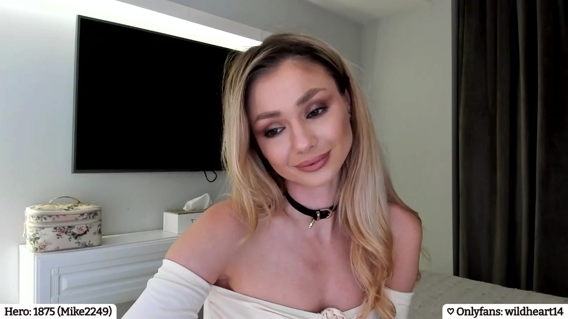 Gallery image thumbnail from Yveline's myfreecams stream on, 04/01/2025, 21:46 image 16 of 20