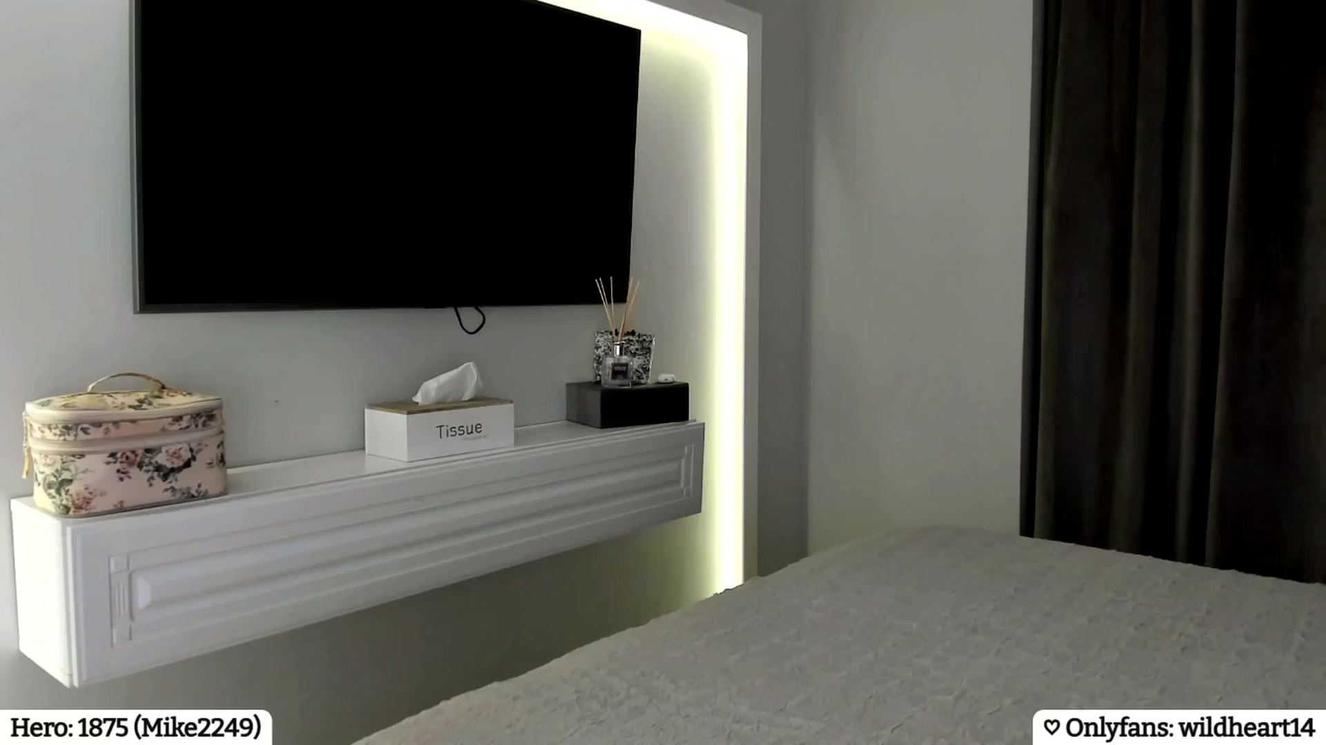Gallery image thumbnail from Yveline's myfreecams stream on, 04/01/2025, 21:46 image 4 of 20