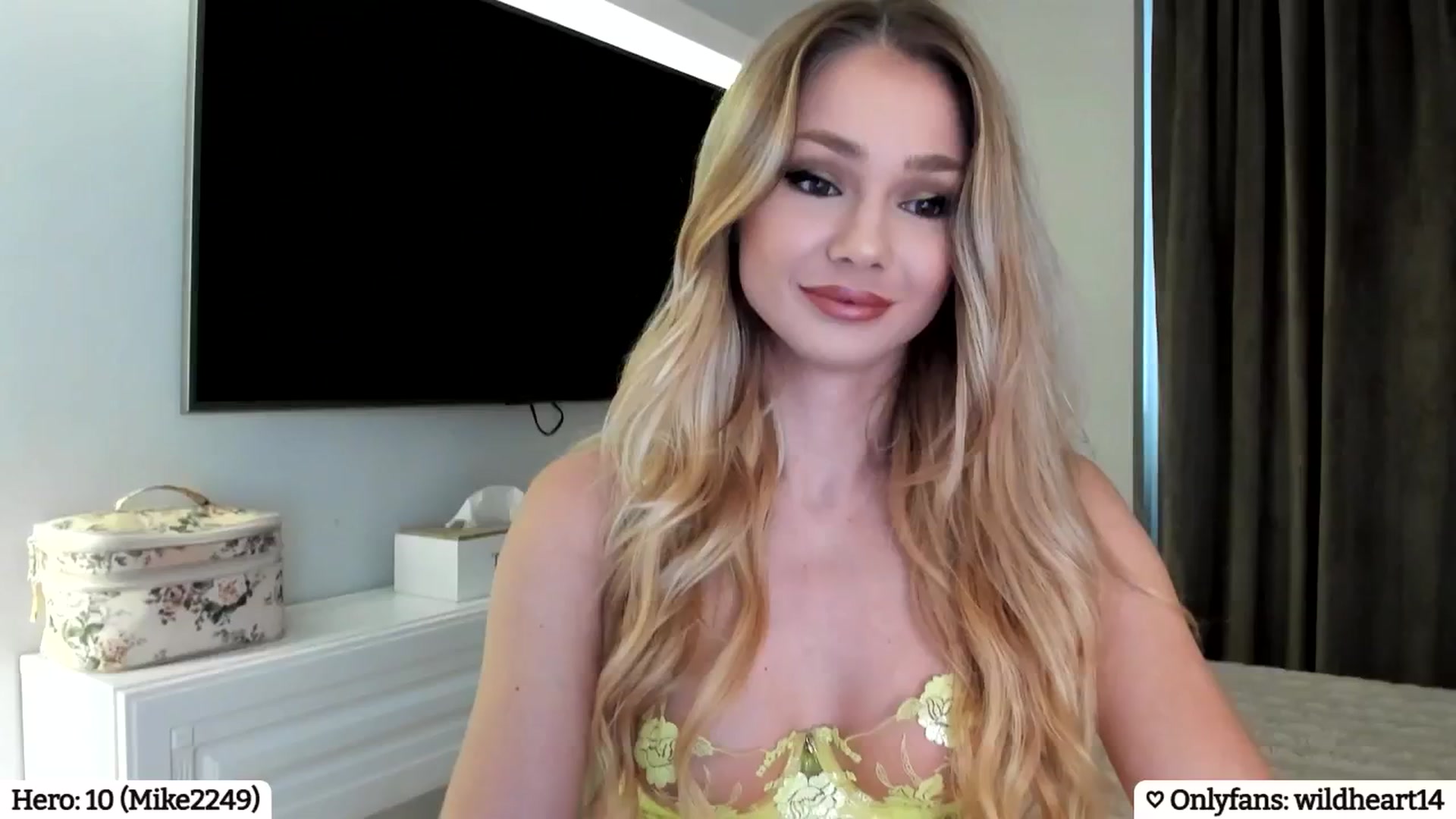 Gallery image thumbnail from Yveline's myfreecams stream on, 04/06/2025, 13:45 image 10 of 20