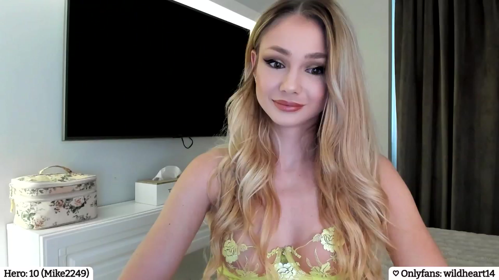 Gallery image thumbnail from Yveline's myfreecams stream on, 04/06/2025, 13:45 image 11 of 20