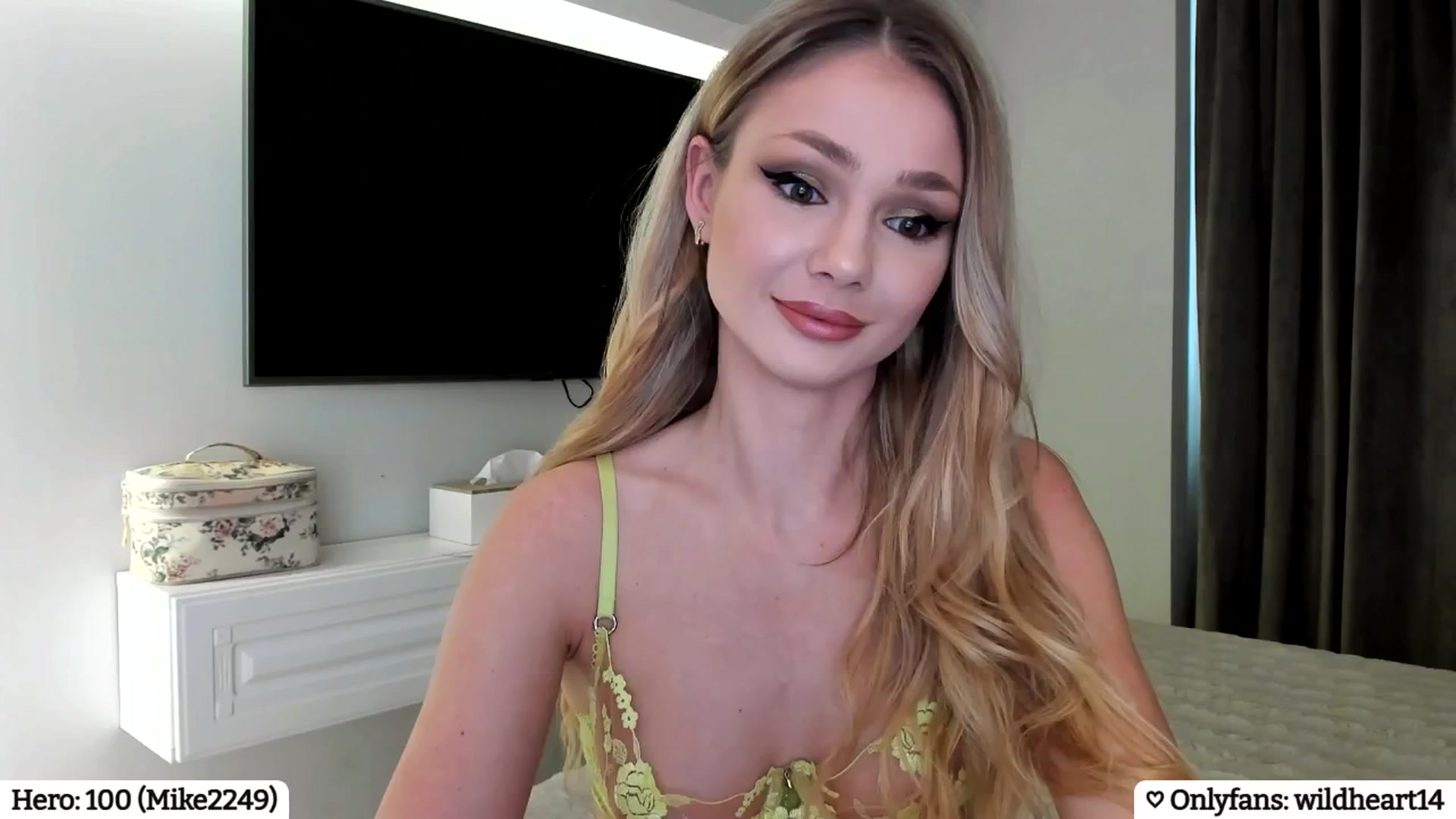 Gallery image thumbnail from Yveline's myfreecams stream on, 04/06/2025, 15:57 image 1 of 20