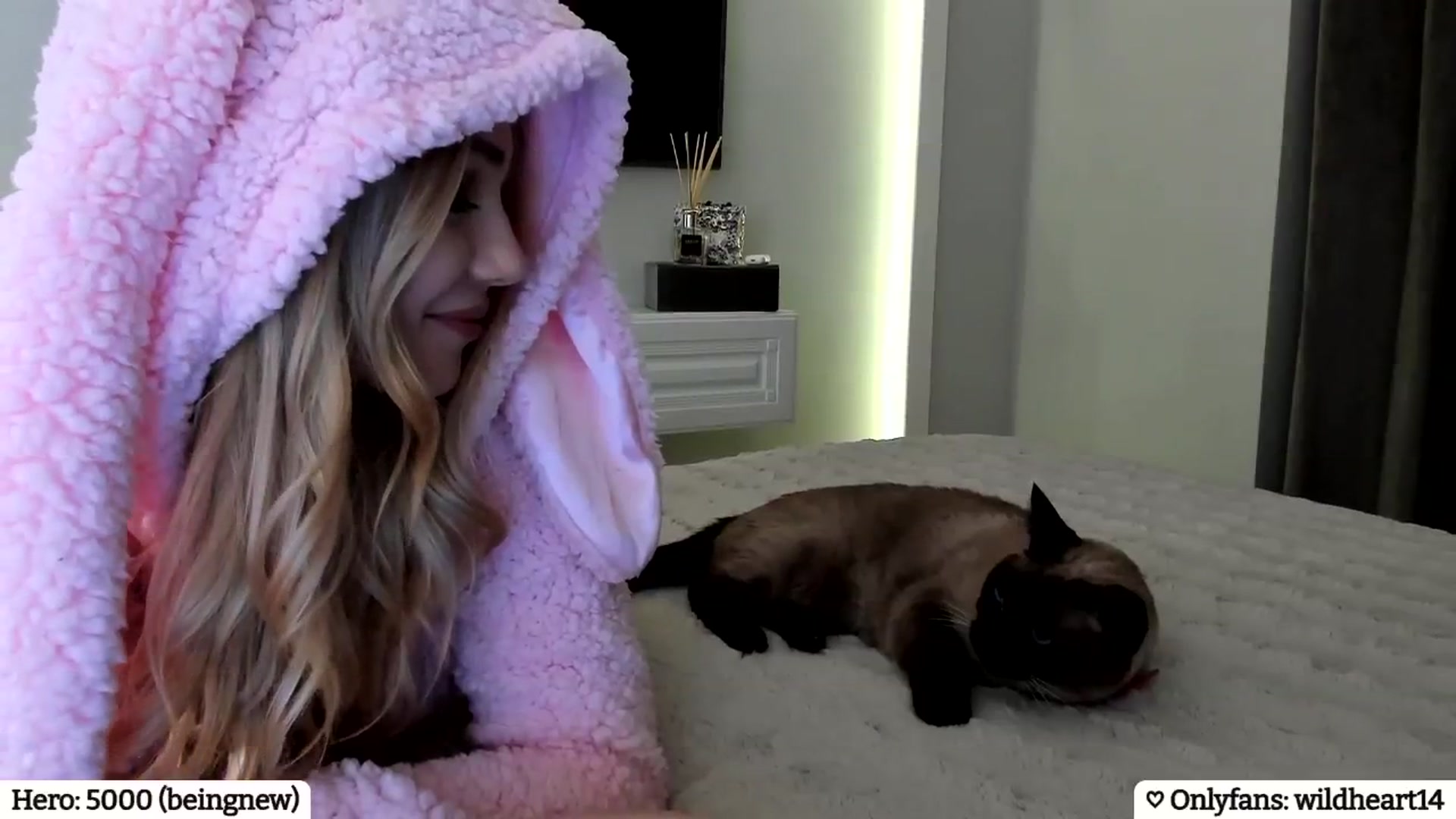 Gallery image thumbnail from Yveline's myfreecams stream on, 04/06/2025, 19:52 image 10 of 20