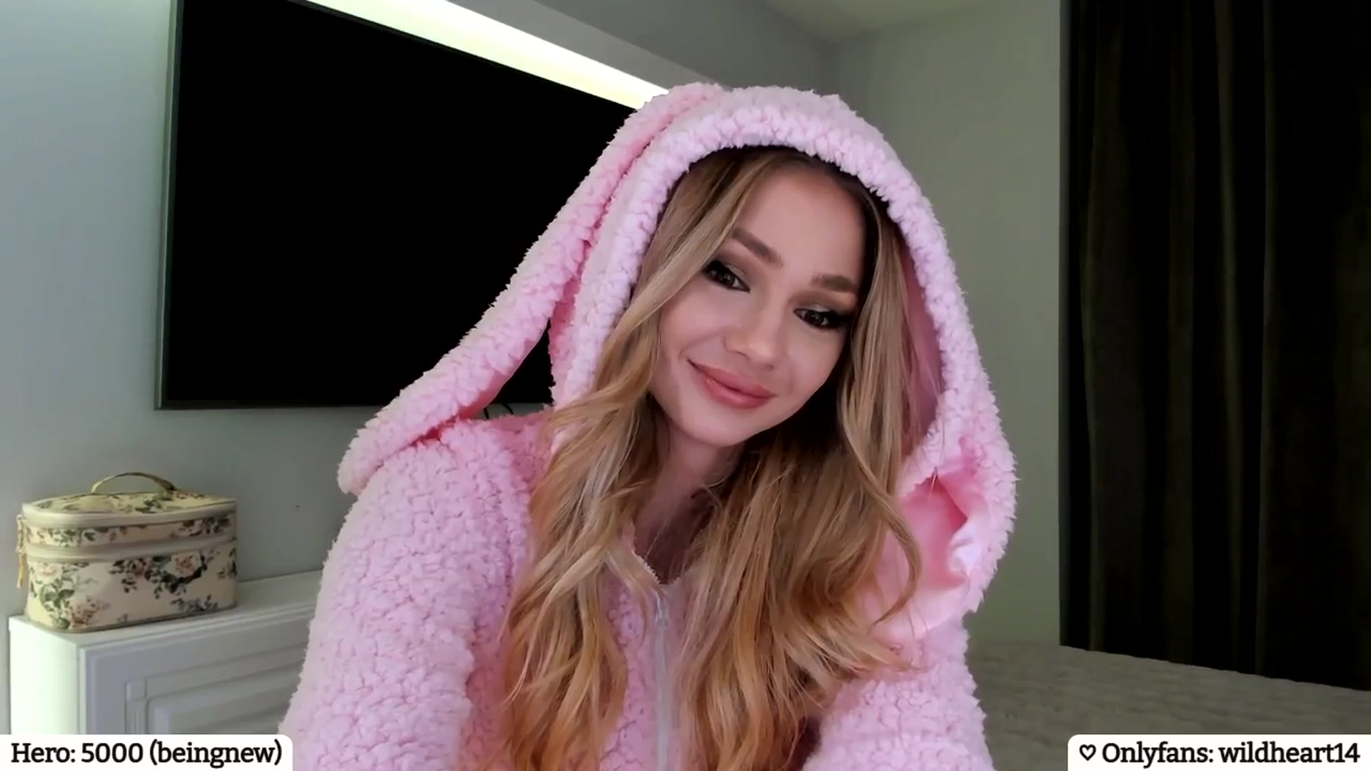 Gallery image thumbnail from Yveline's myfreecams stream on, 04/06/2025, 19:52 image 12 of 20