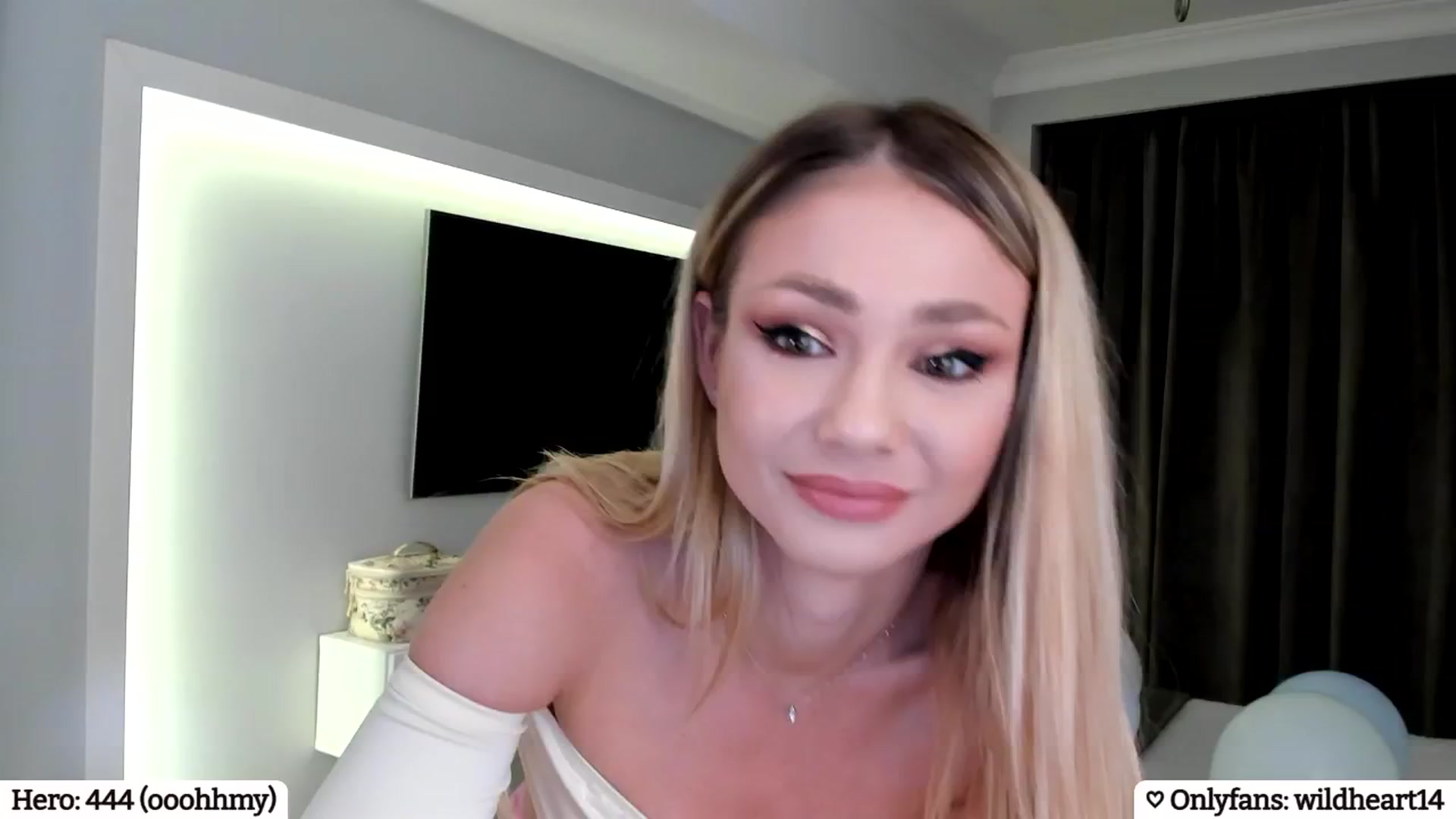 Gallery image thumbnail from Yveline's myfreecams stream on, 04/29/2025, 01:03 image 1 of 20