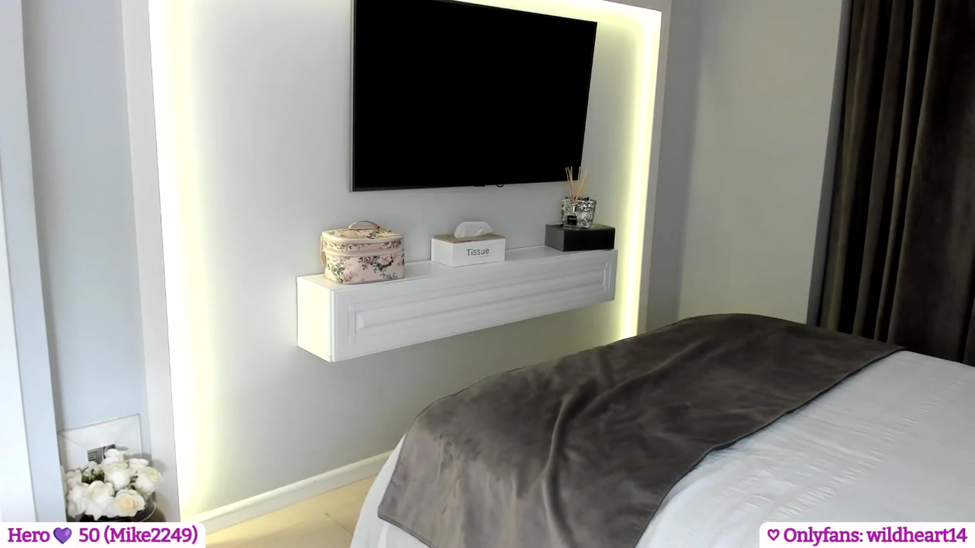 Gallery image thumbnail from Yveline's myfreecams stream on, 05/05/2025, 20:17 image 9 of 20