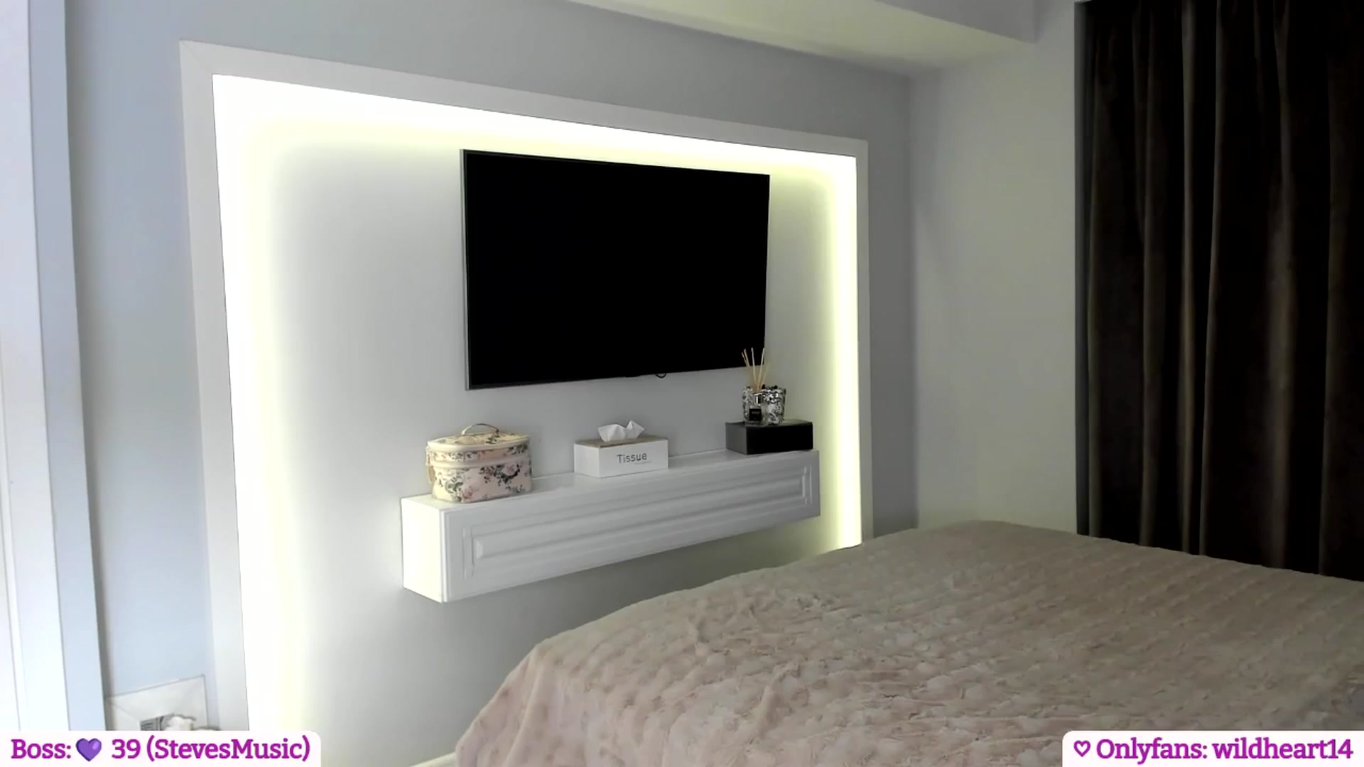 Gallery image thumbnail from Yveline's myfreecams stream on, 05/08/2025, 18:52 image 4 of 20