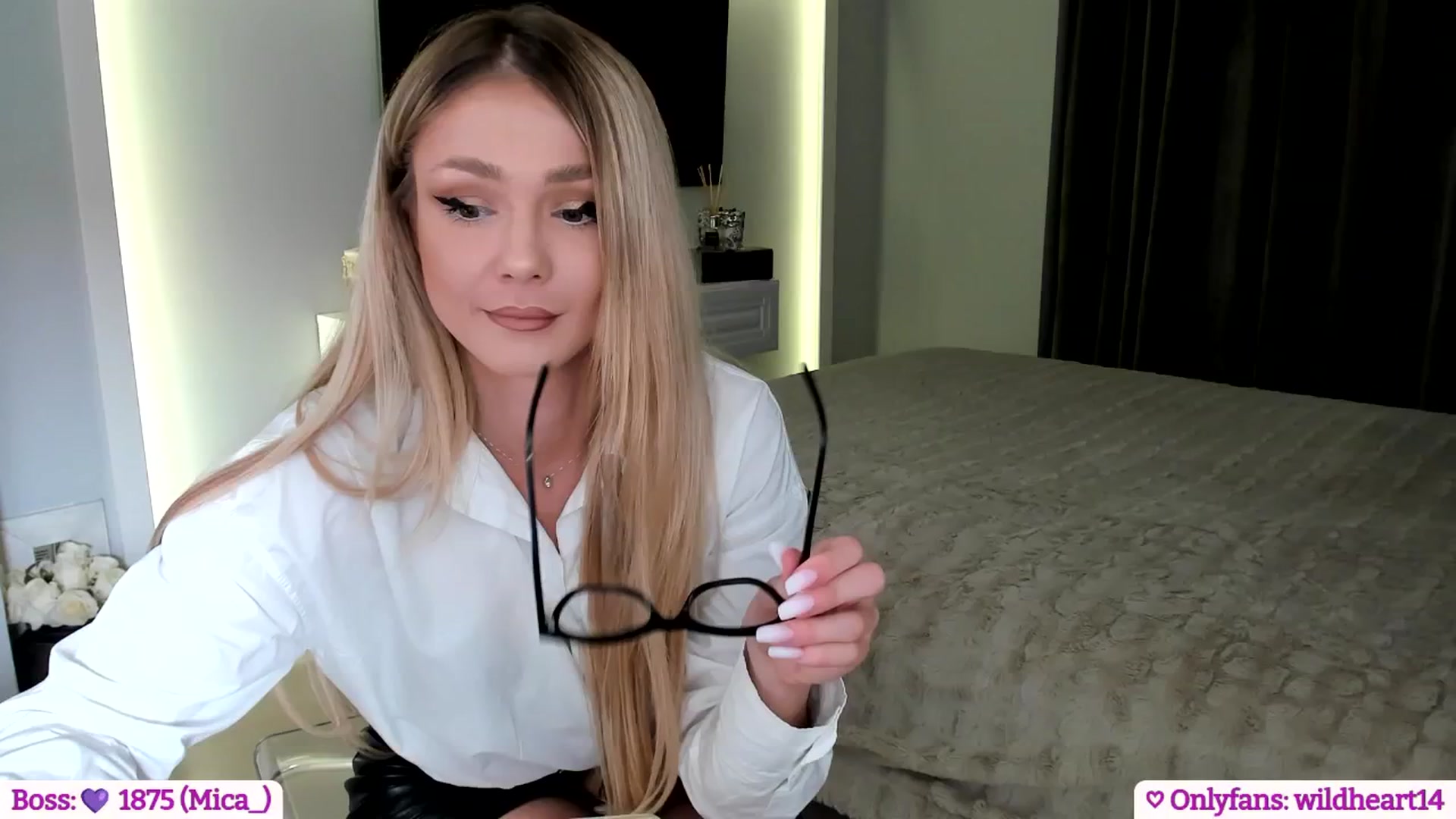 Gallery image thumbnail from Yveline's myfreecams stream on, 05/09/2025, 20:02 image 17 of 20