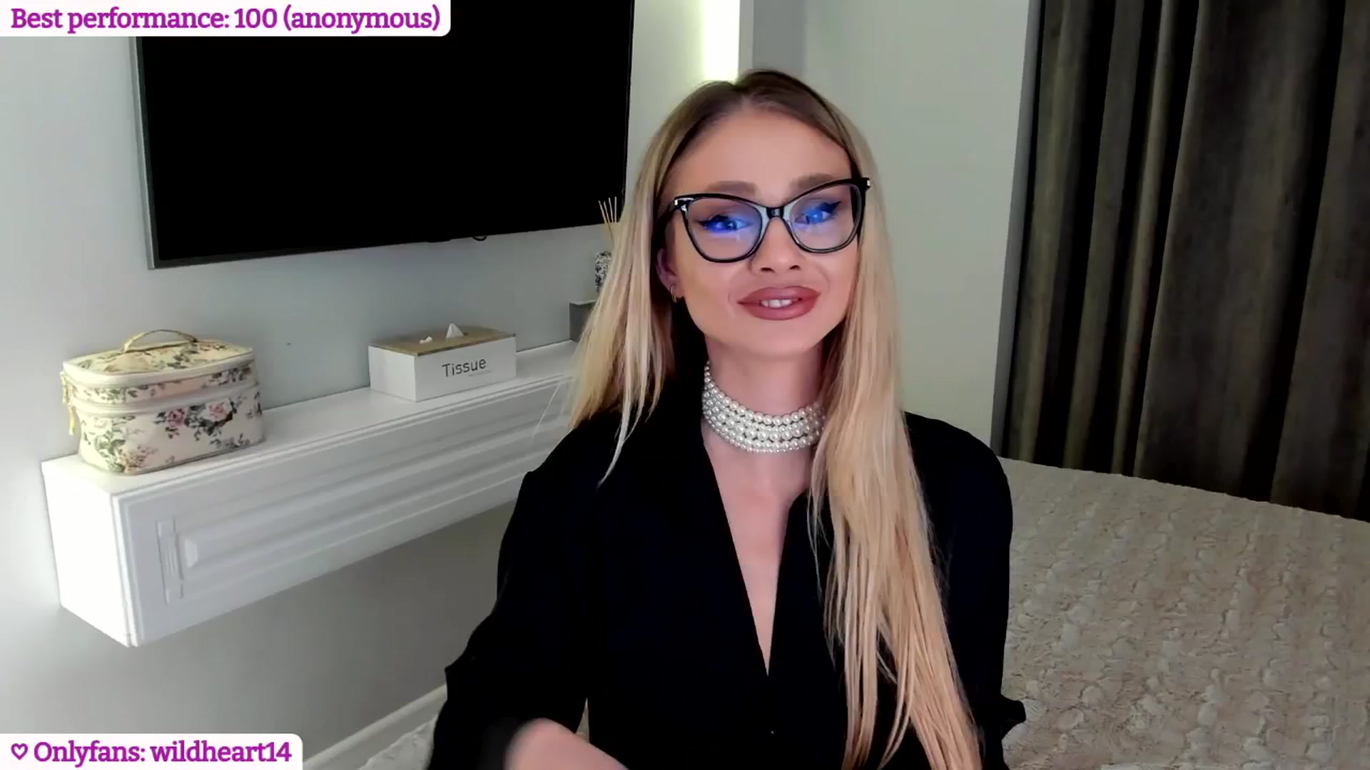 Gallery image thumbnail from Yveline's myfreecams stream on, 05/20/2025, 21:40 image 2 of 20