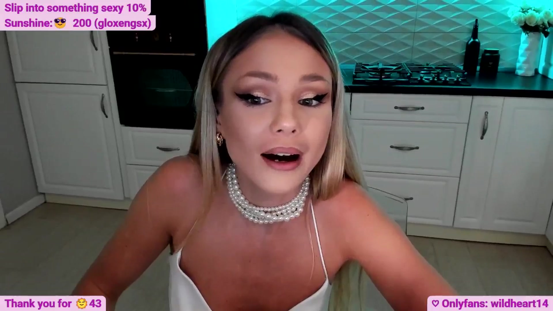 Gallery image thumbnail from Yveline's myfreecams stream on, 06/19/2025, 16:01 image 14 of 20