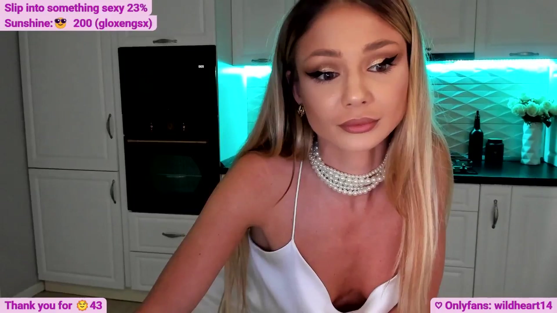 Gallery image thumbnail from Yveline's myfreecams stream on, 06/19/2025, 16:01 image 17 of 20