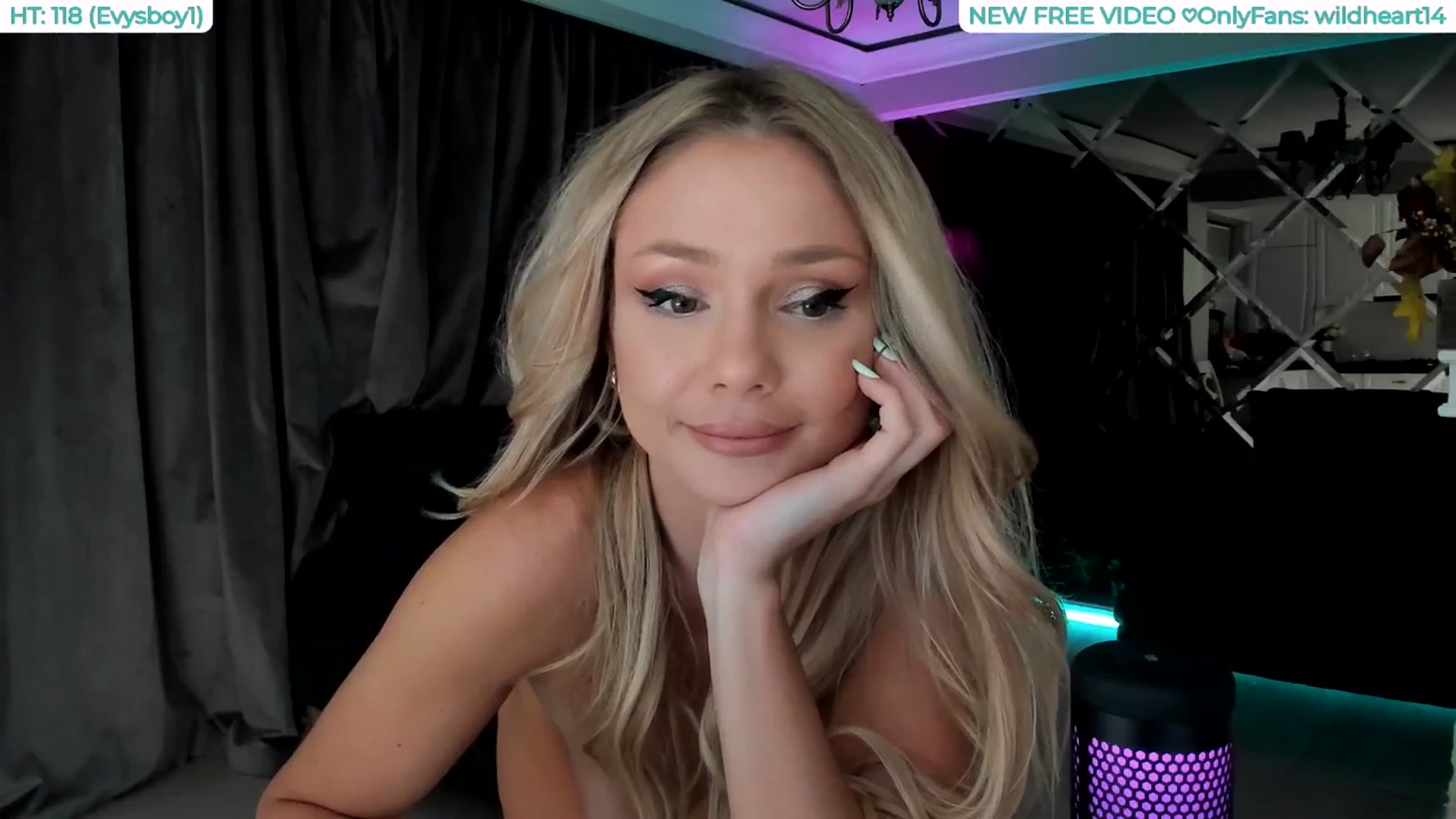 Gallery image thumbnail from Yveline's myfreecams stream on, 08/09/2025, 22:52 image 7 of 20