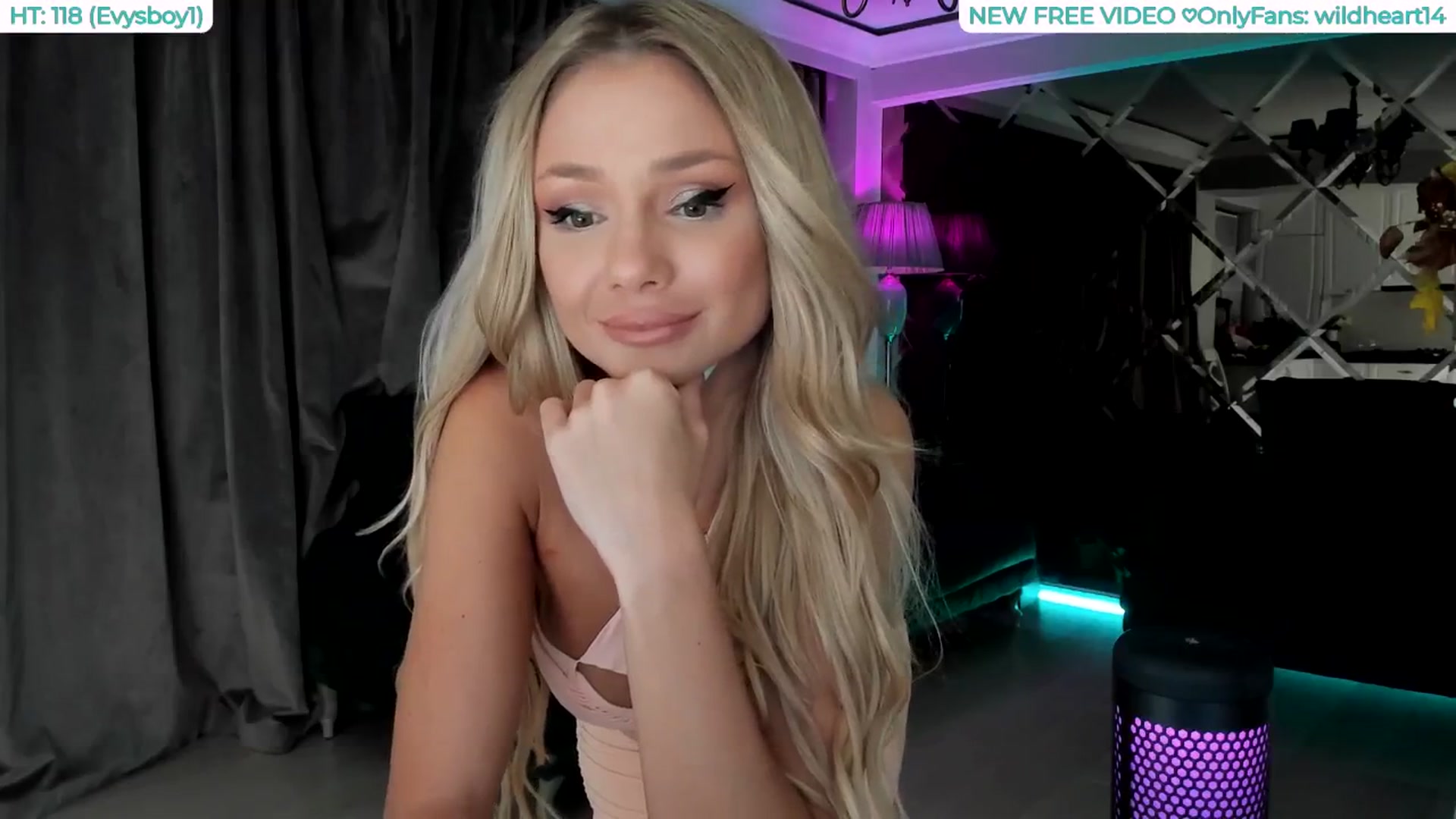 Gallery image thumbnail from Yveline's myfreecams stream on, 08/09/2025, 22:52 image 4 of 20
