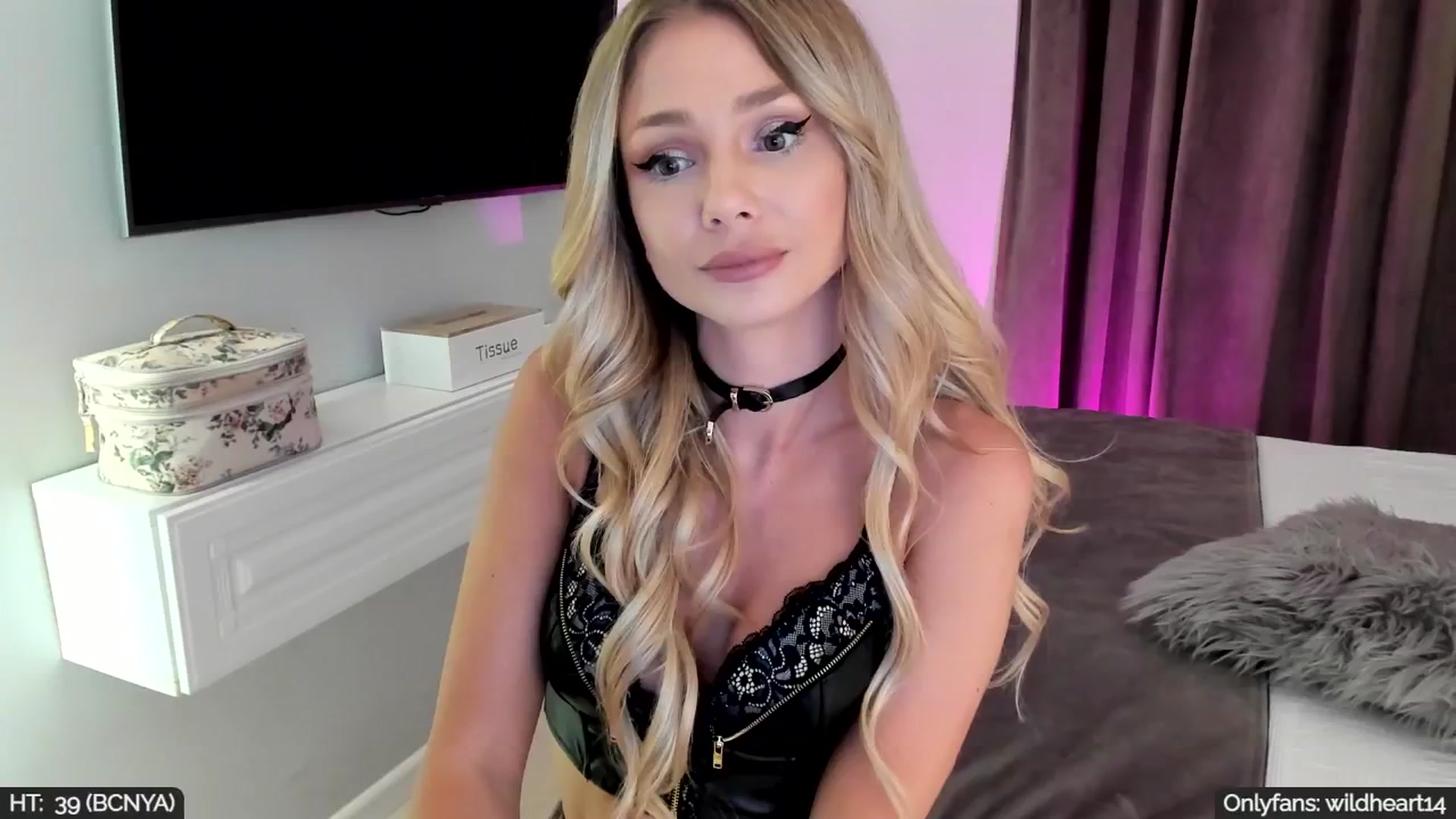 Gallery image thumbnail from Yveline's myfreecams stream on, 09/05/2025, 17:29 image 18 of 20