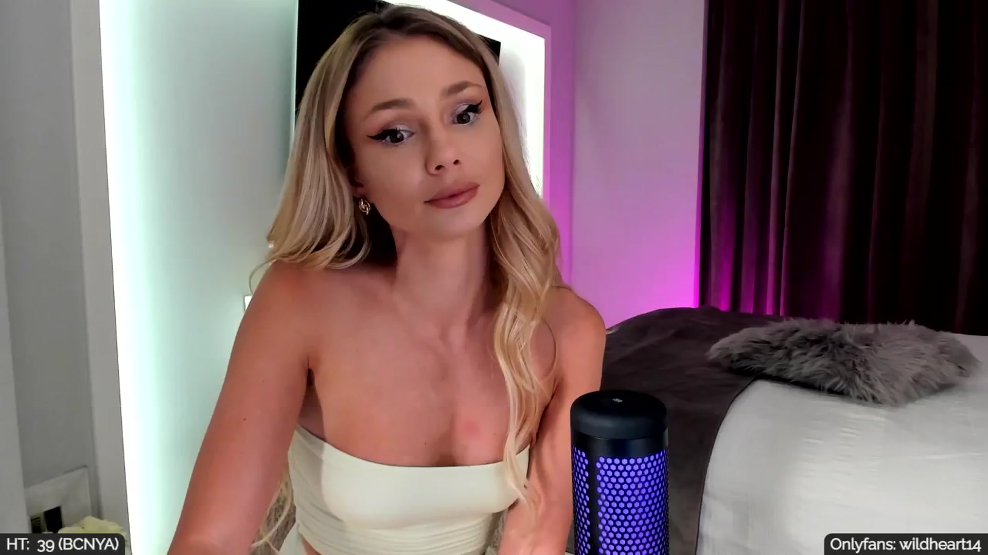 Gallery image thumbnail from Yveline's myfreecams stream on, 09/05/2025, 19:01 image 15 of 20