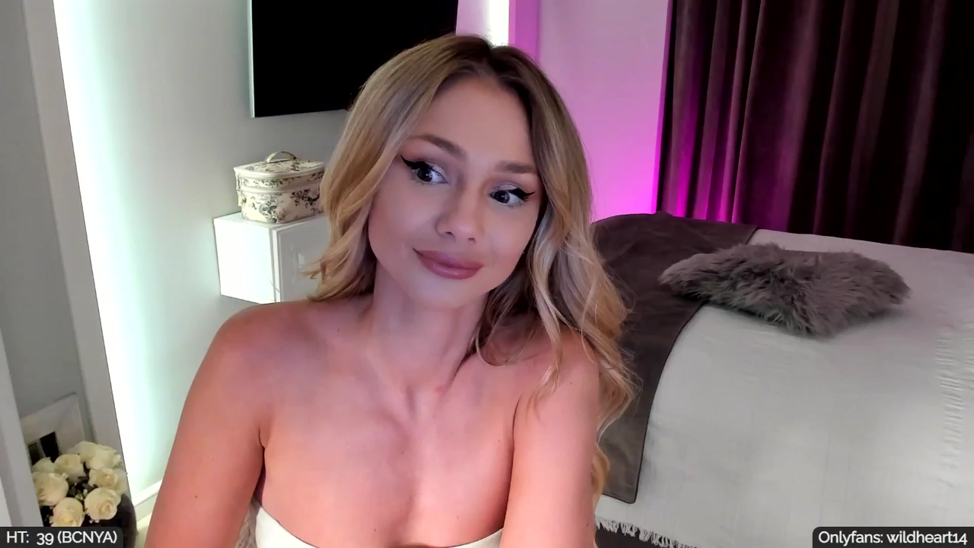 Gallery image thumbnail from Yveline's myfreecams stream on, 09/05/2025, 19:01 image 7 of 20