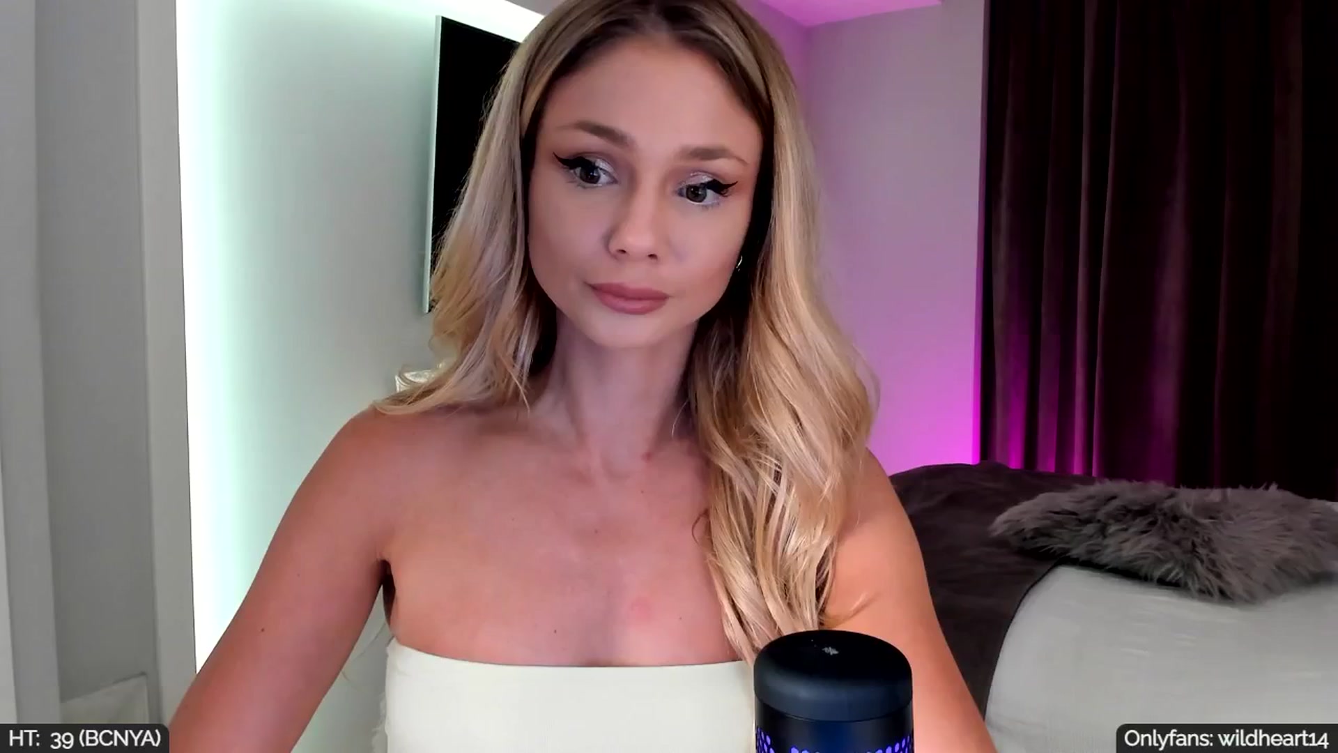 Gallery image thumbnail from Yveline's myfreecams stream on, 09/05/2025, 19:01 image 14 of 20