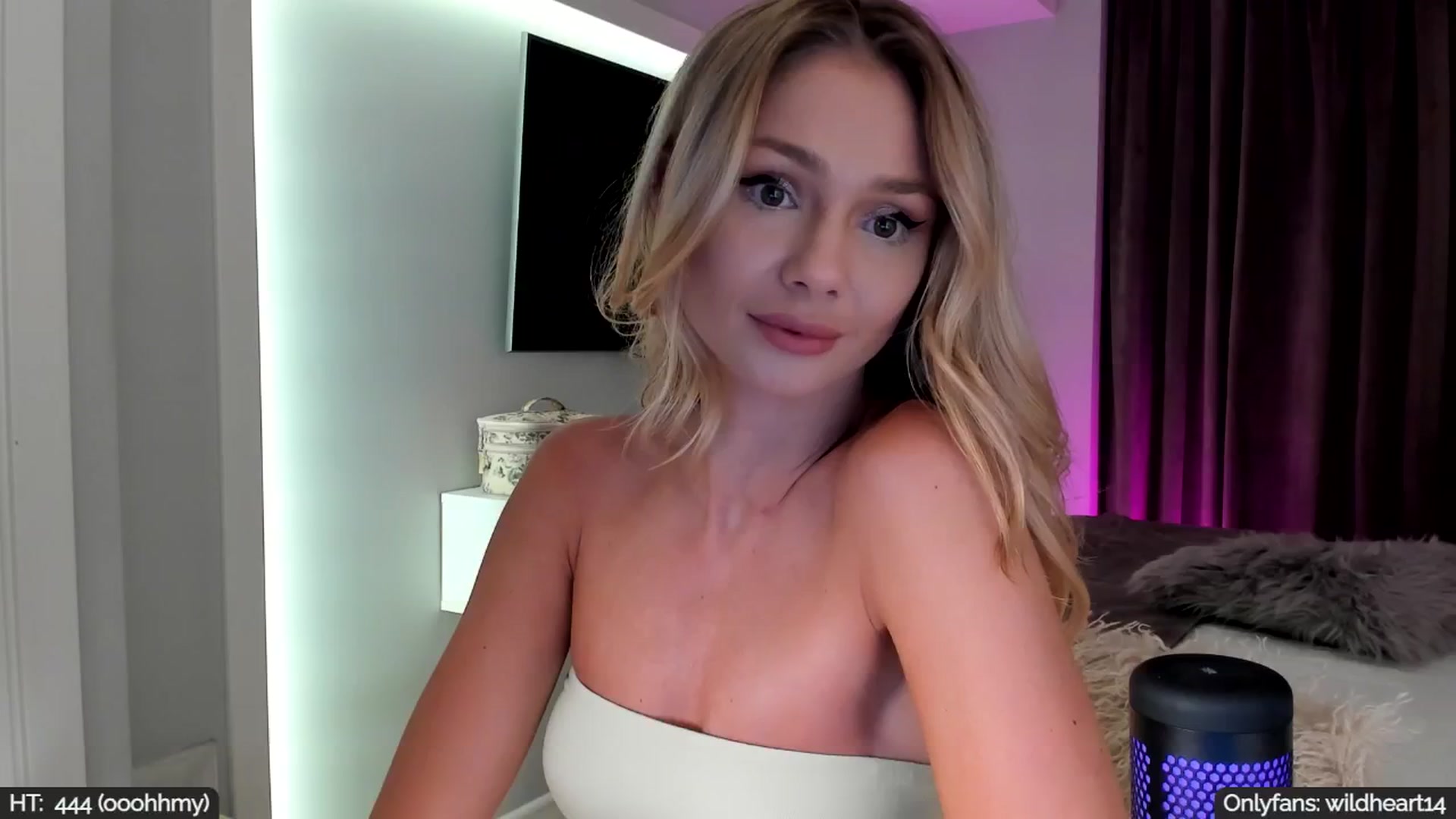 Gallery image thumbnail from Yveline's myfreecams stream on, 09/05/2025, 21:53 image 6 of 20