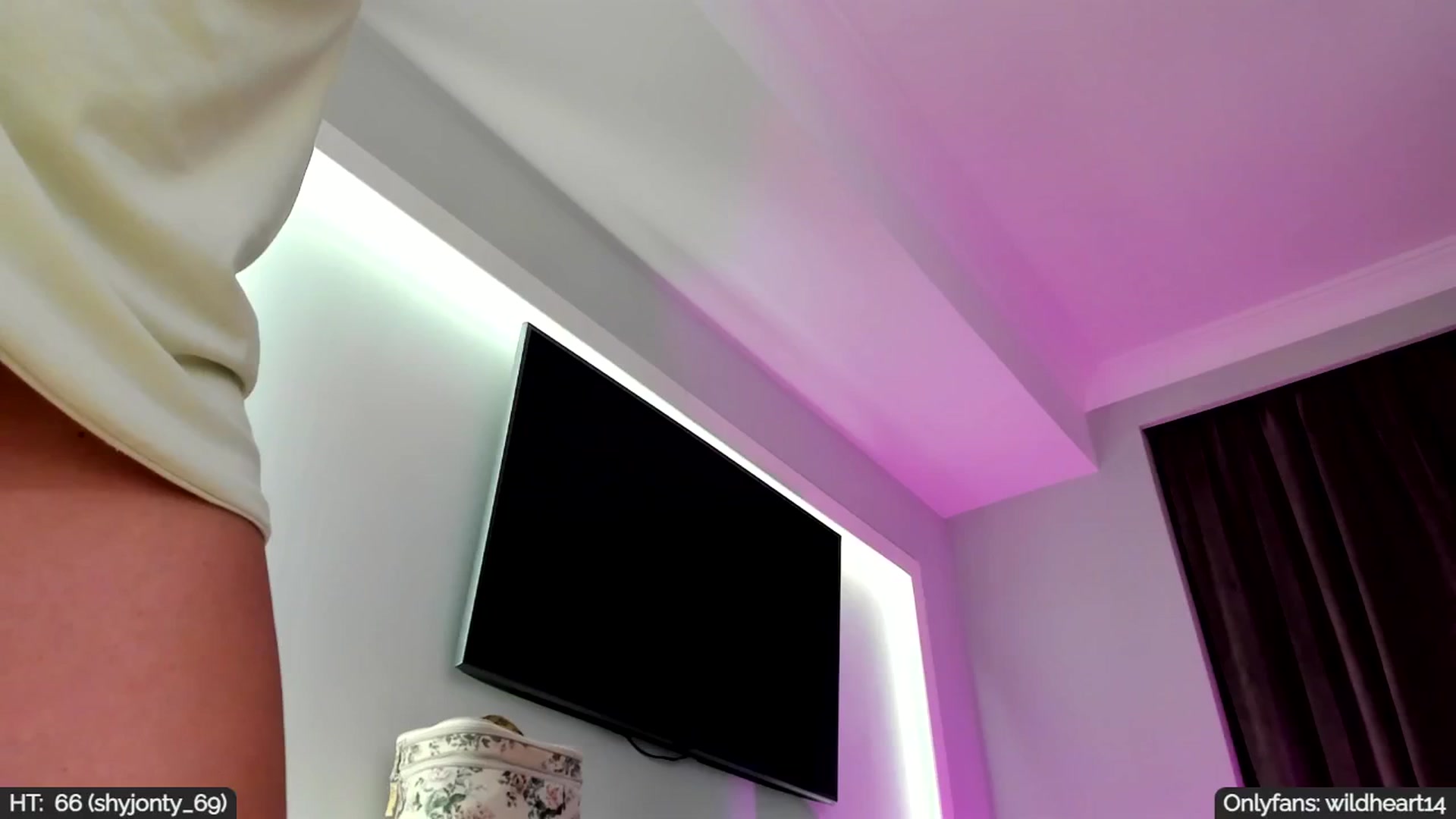 Gallery image thumbnail from Yveline's myfreecams stream on, 09/05/2025, 21:53 image 2 of 20